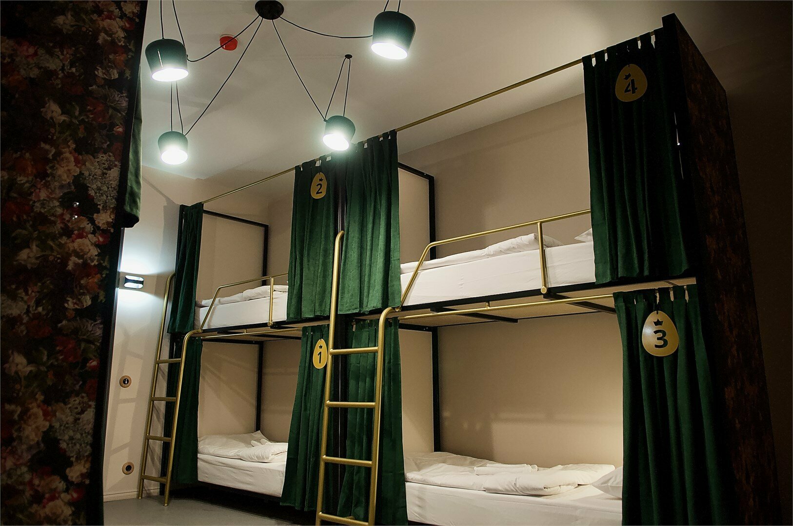 Кровать в мужском общем 8-местном номере