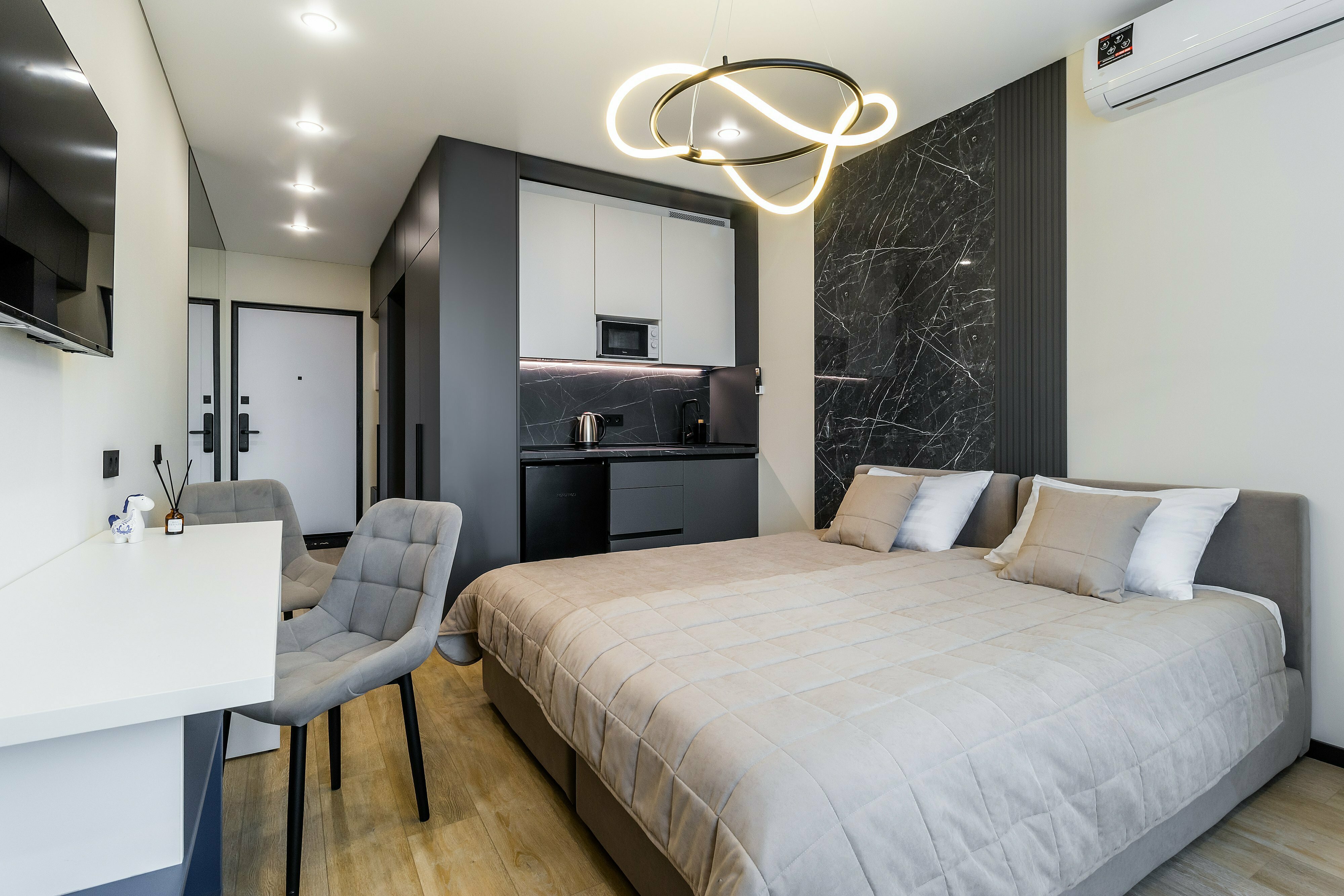 Студия Aurora с видом на город