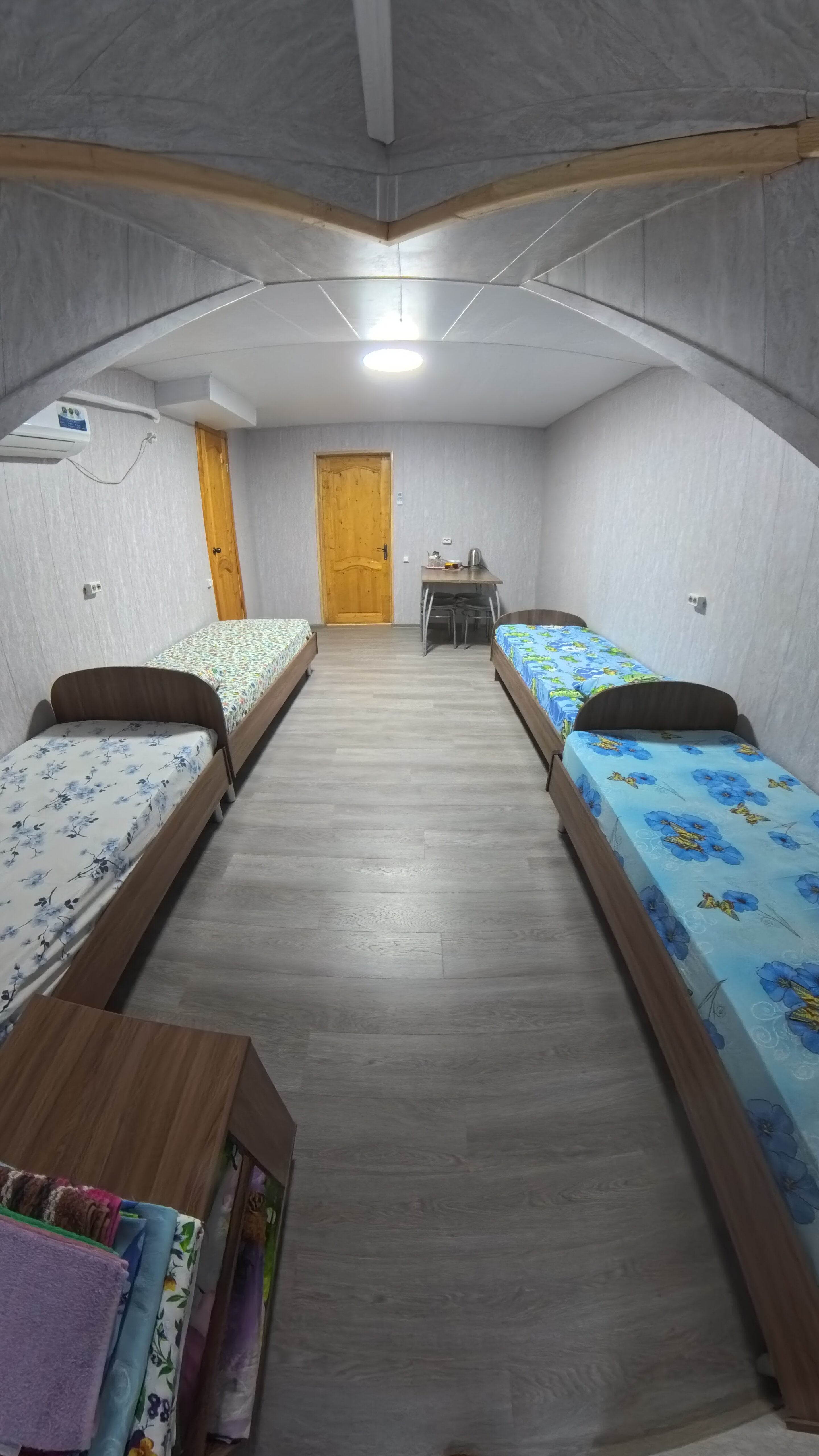 Четырехместный номер с ванной комнатой