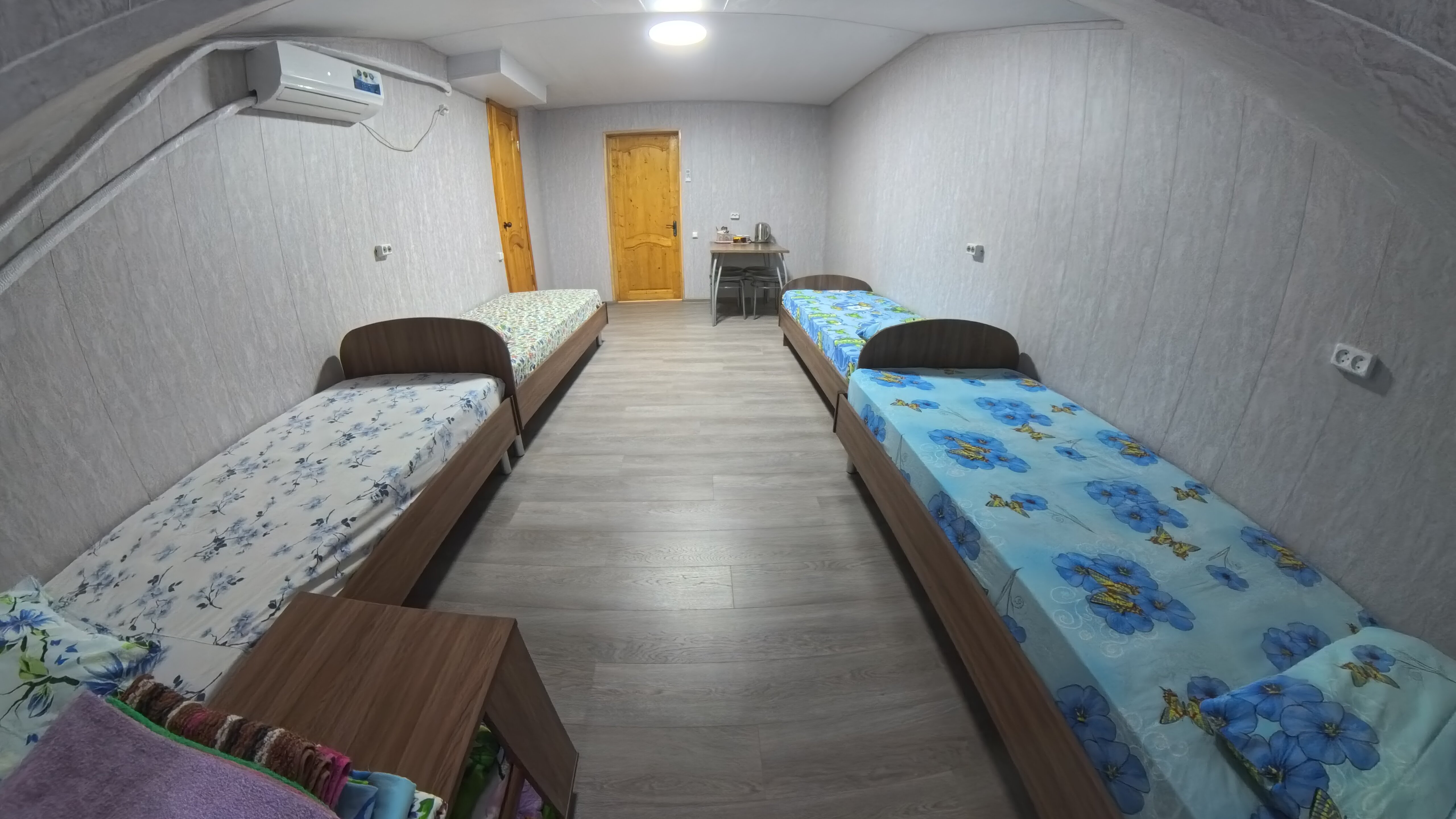 Четырехместный номер с ванной комнатой