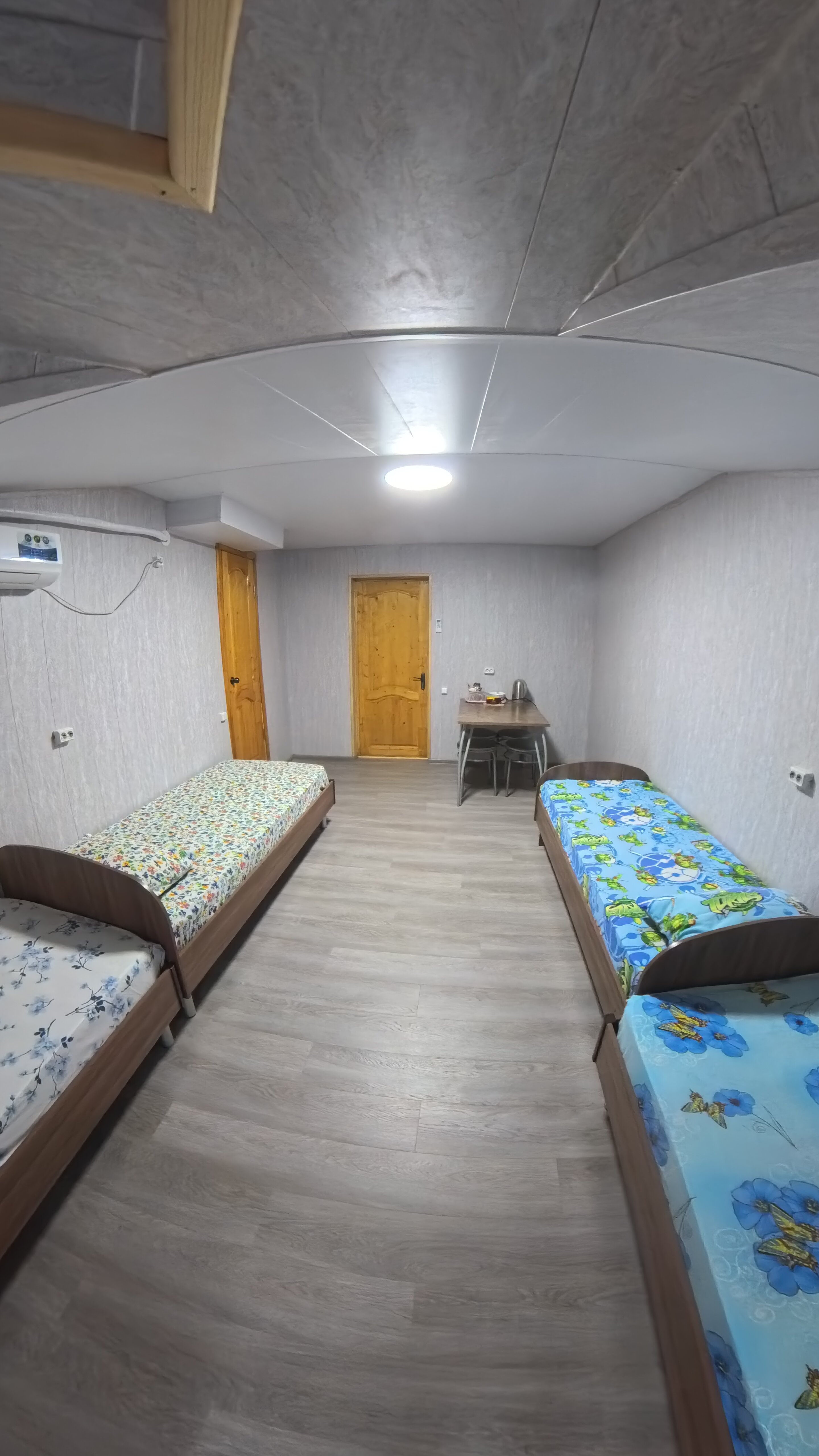 Четырехместный номер с ванной комнатой