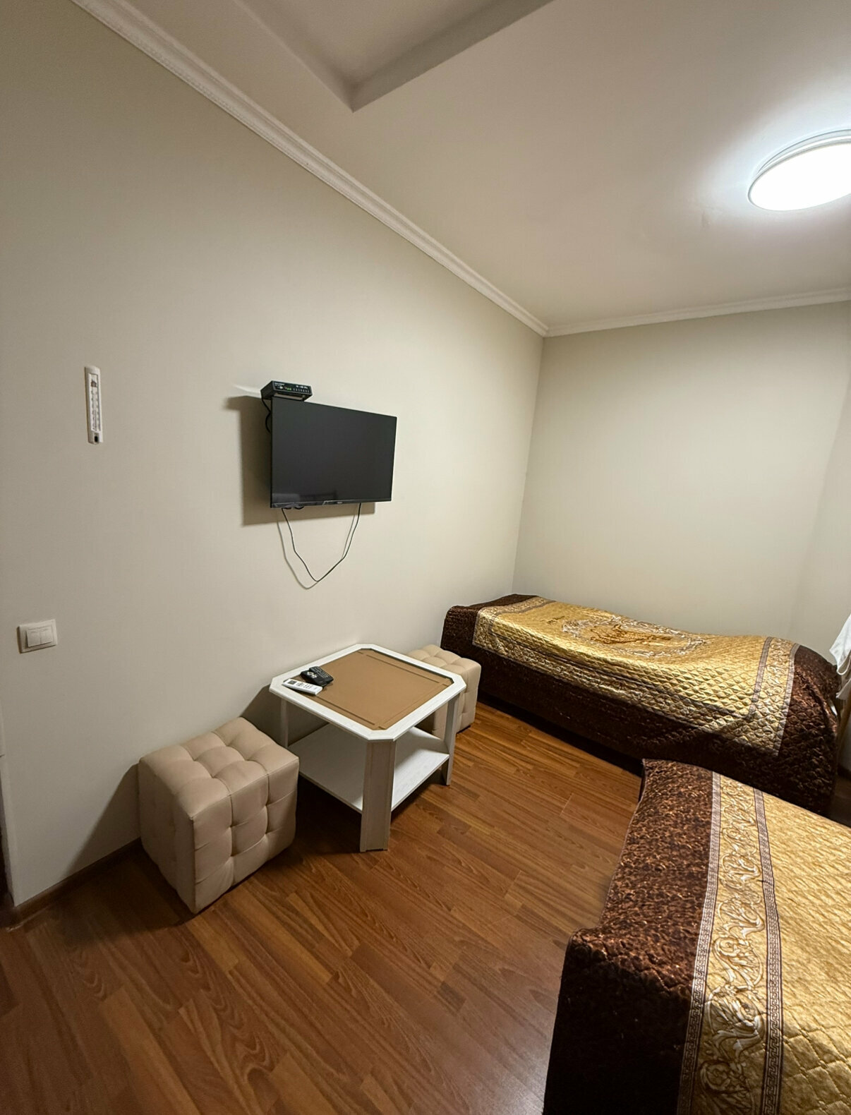 Трехместный номер с общей ванной комнатой