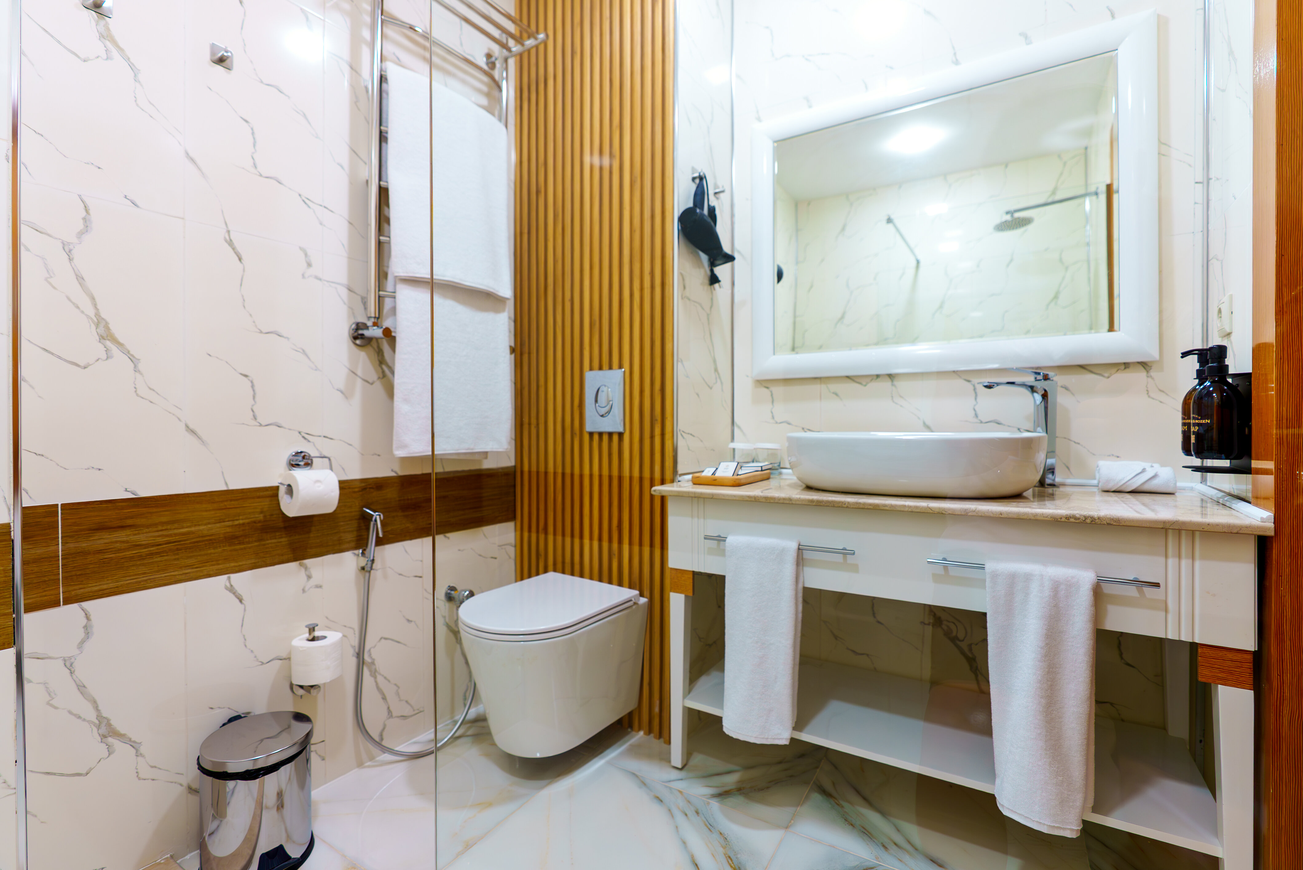 Джуниор Сюит