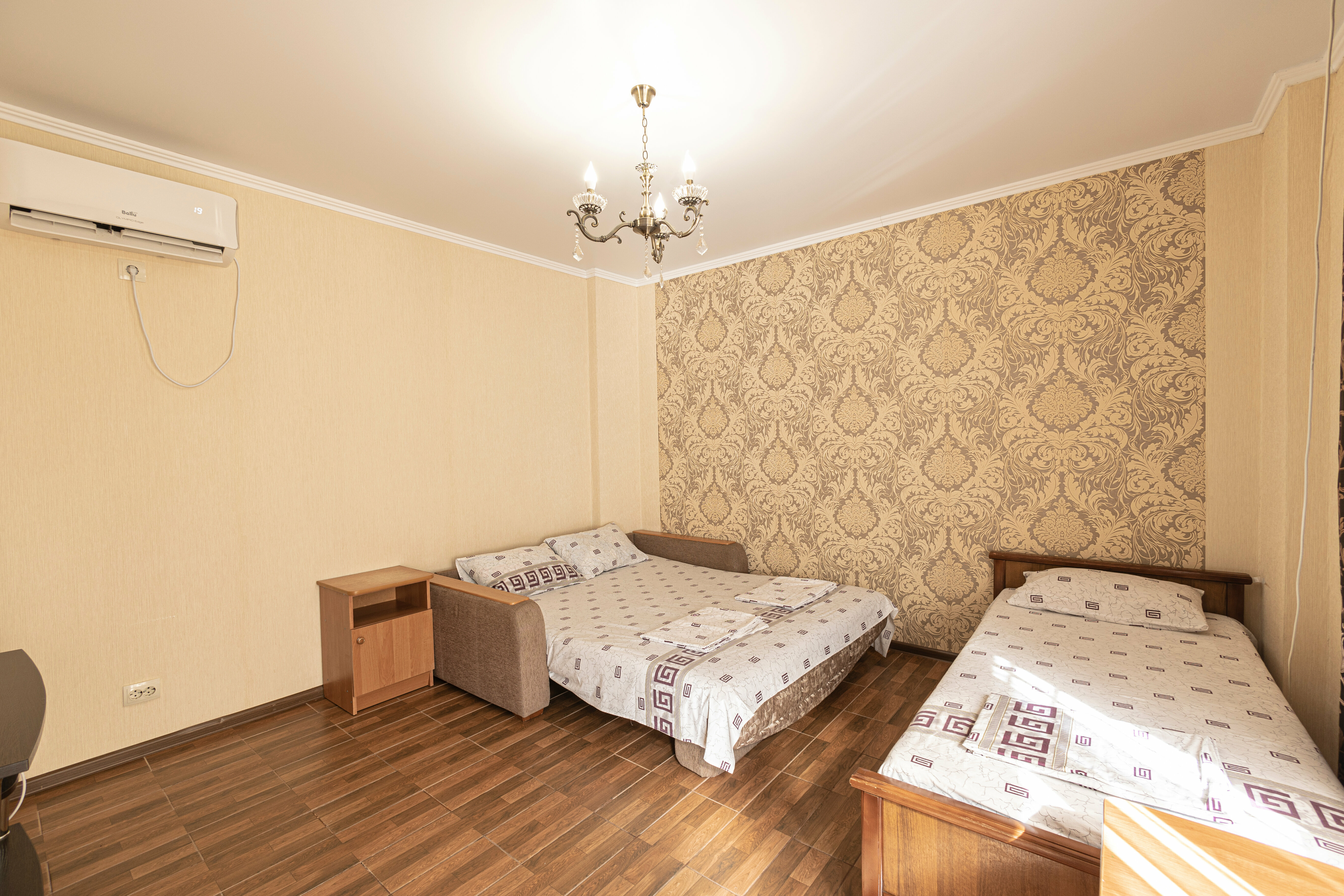 Трехместный номер с собственной ванной комнатой