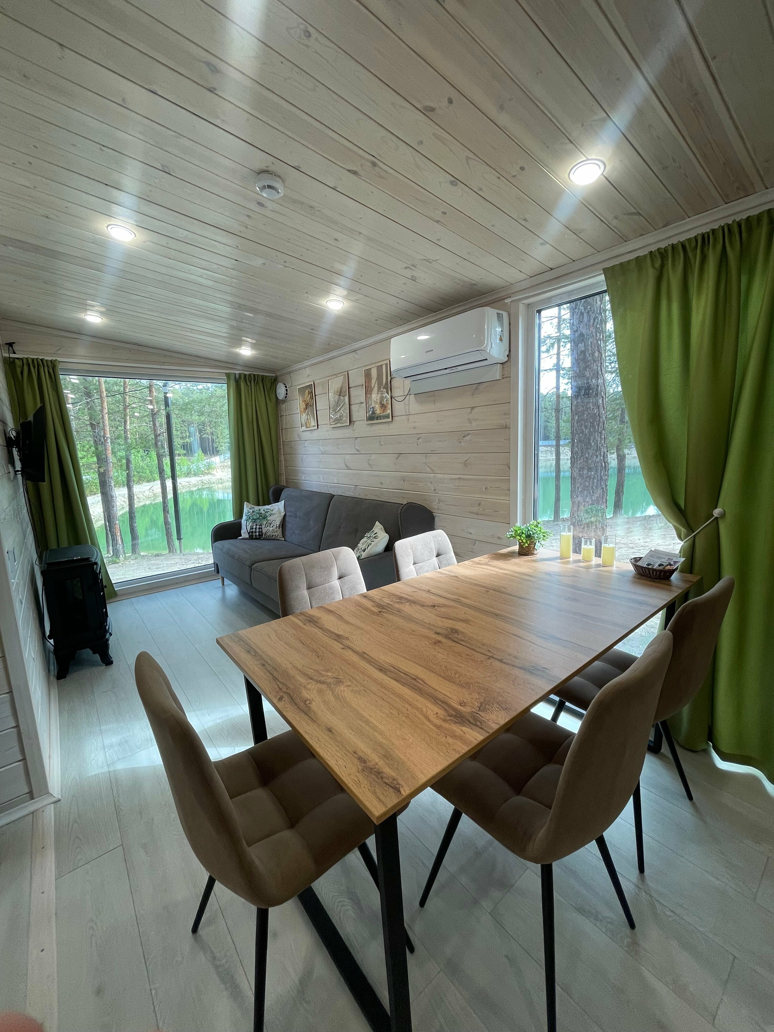 Семейный номер с видом на озеро