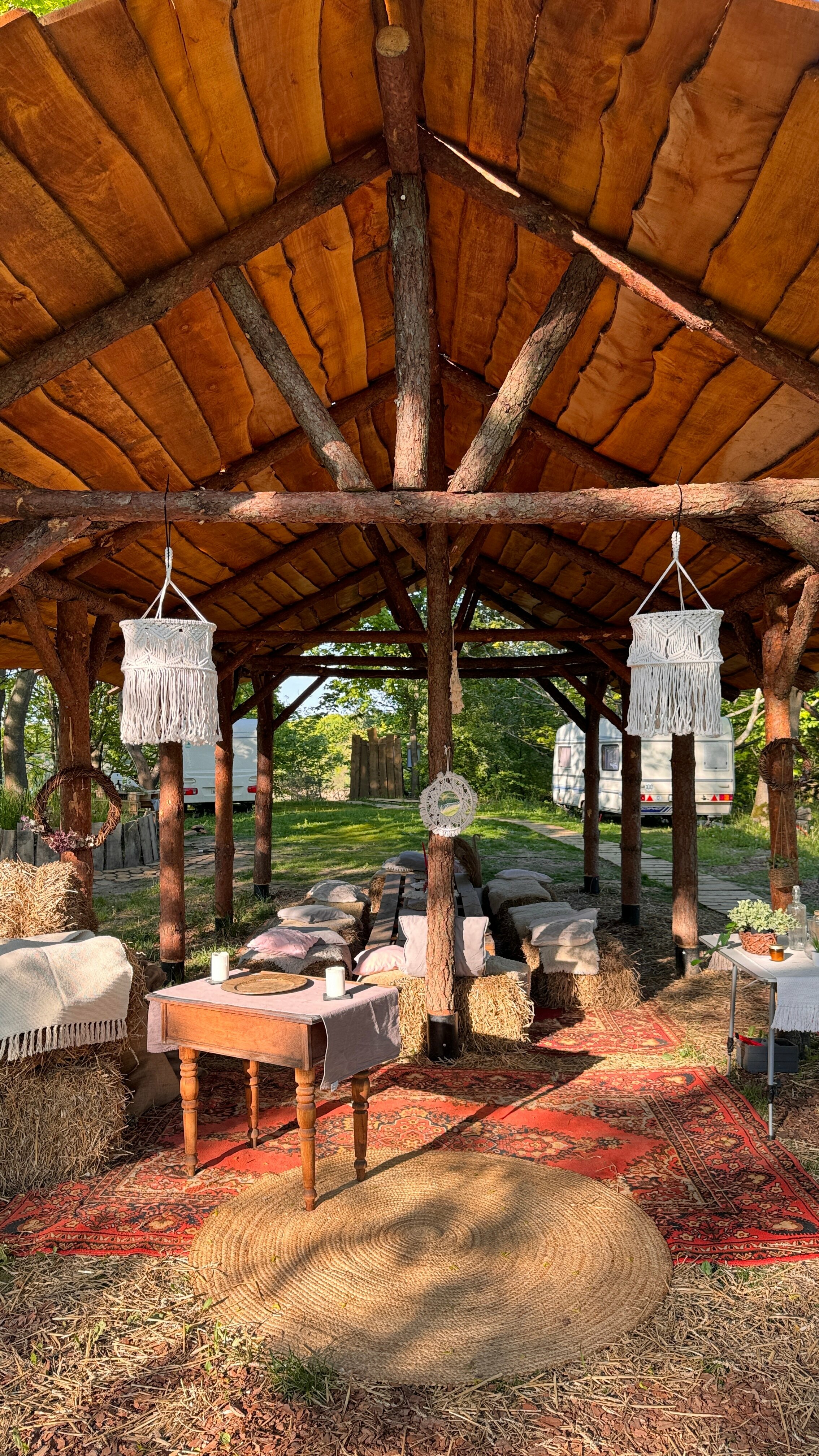 Шатёр с видом на озеро