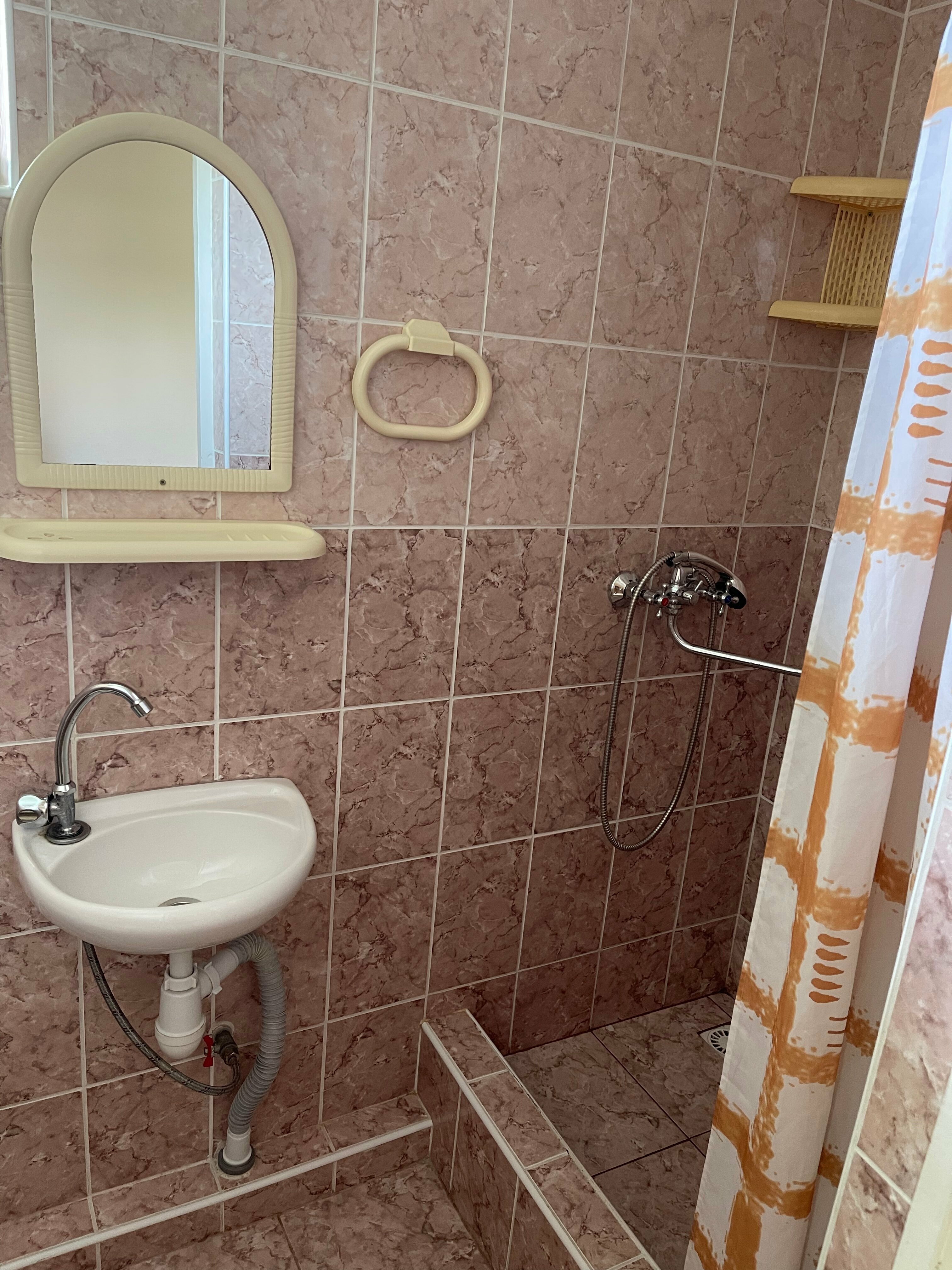 2 комнатный номер с балконом, видом на море, собственной ванной комнатой