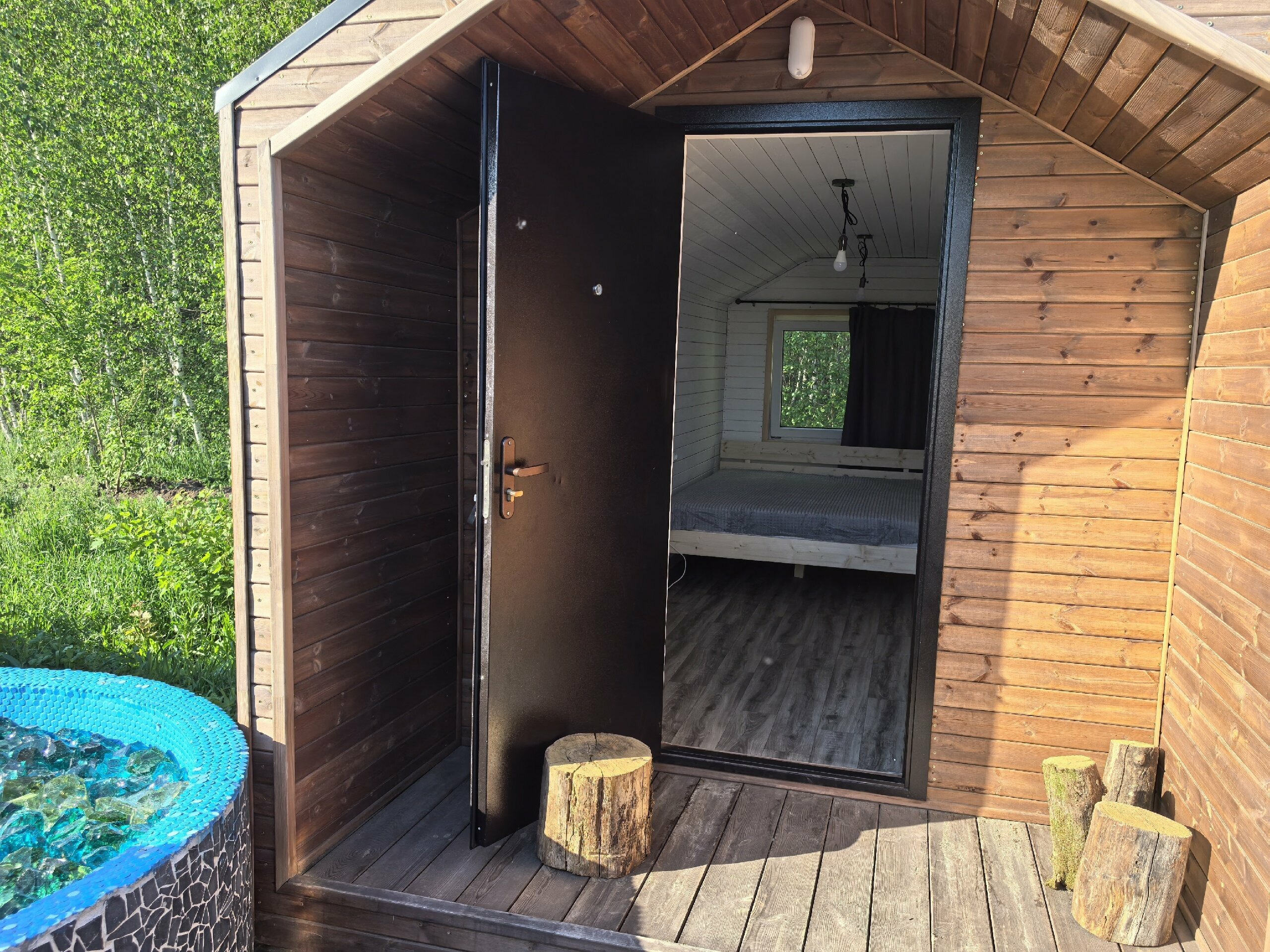 Треугольный дом с баней и чаном