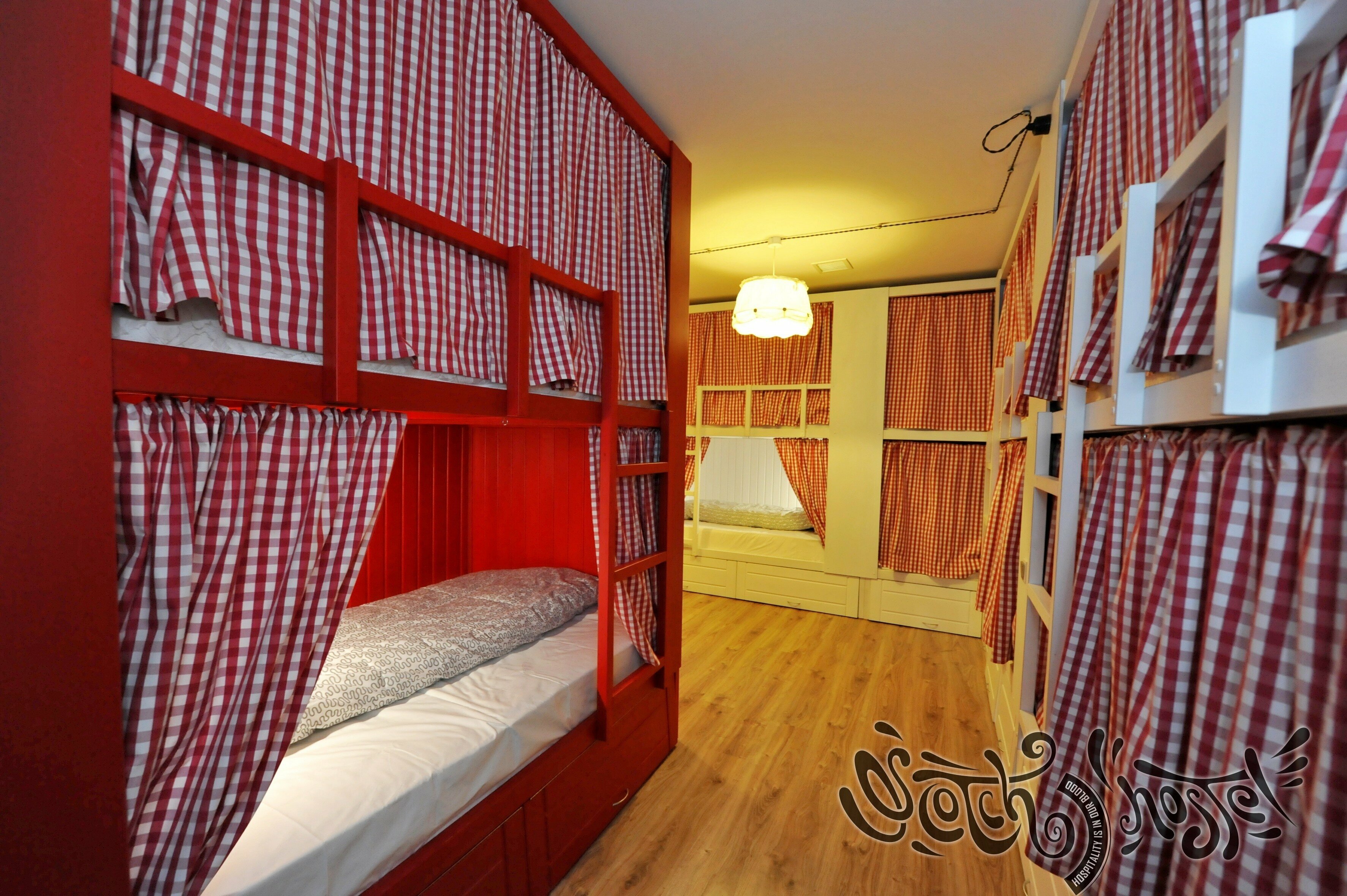 Кровать в общем 14-местном номере для мужчин и женщин