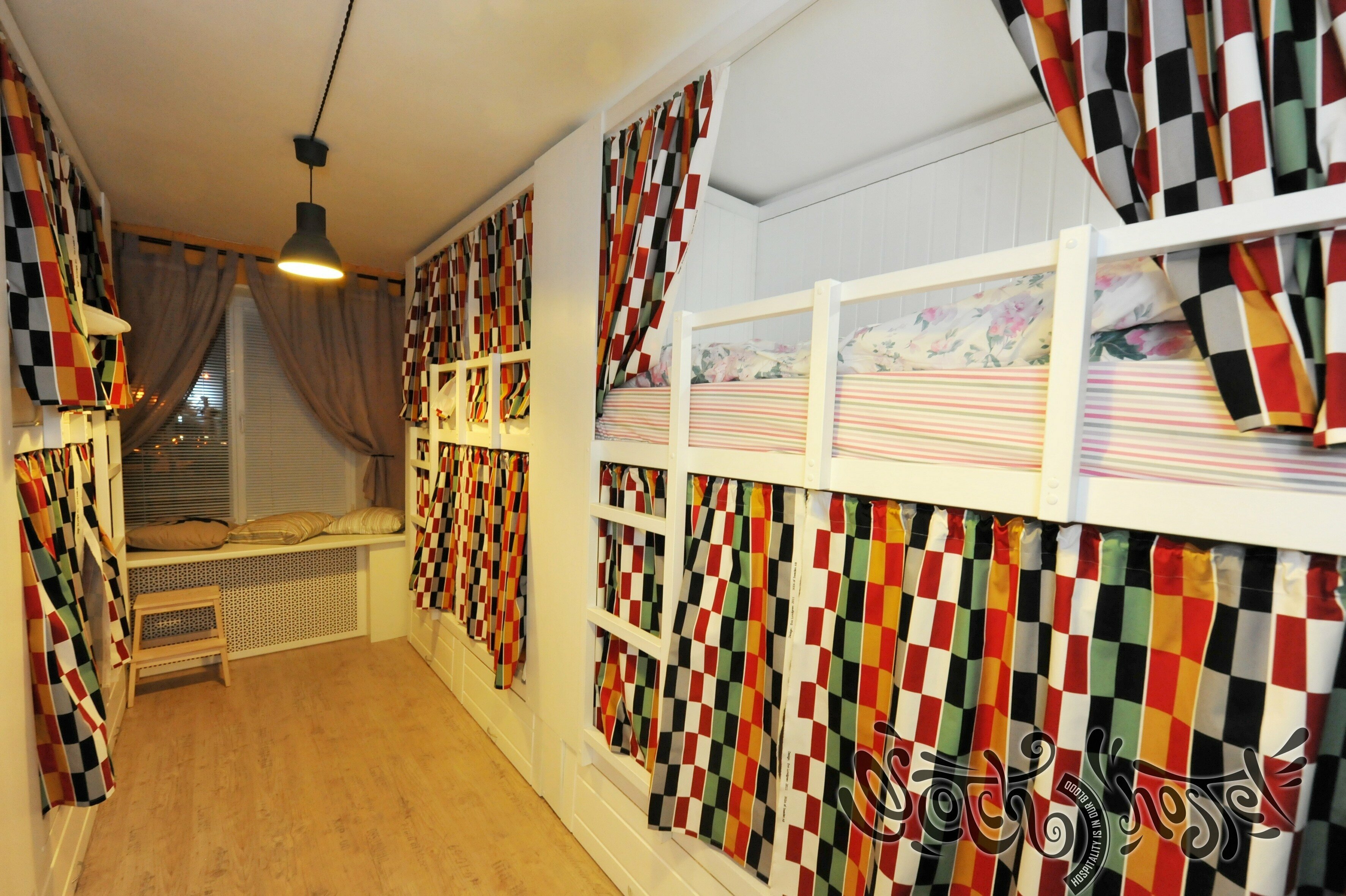 Кровать в общем 8-местном номере для женщин