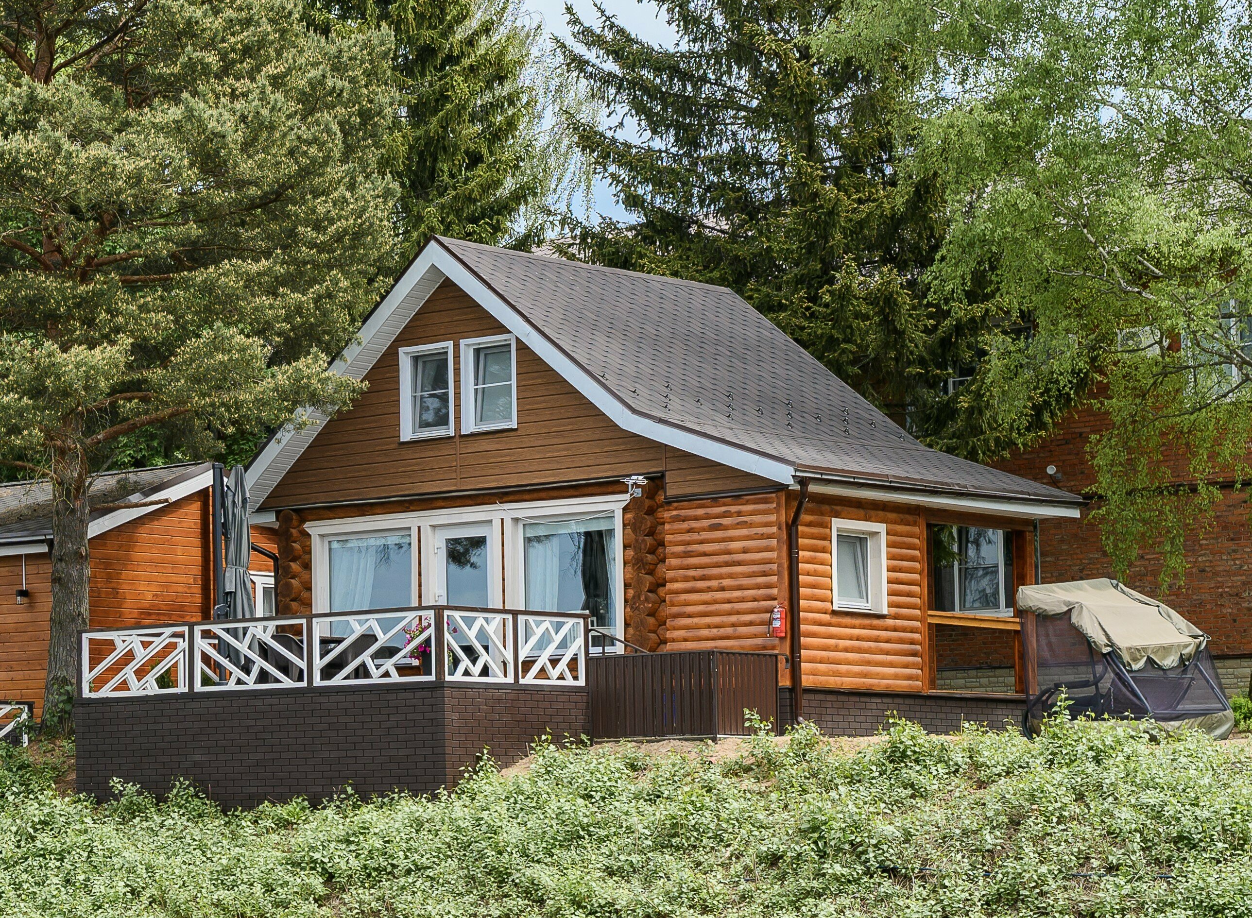 Двухэтажный коттедж с террасой