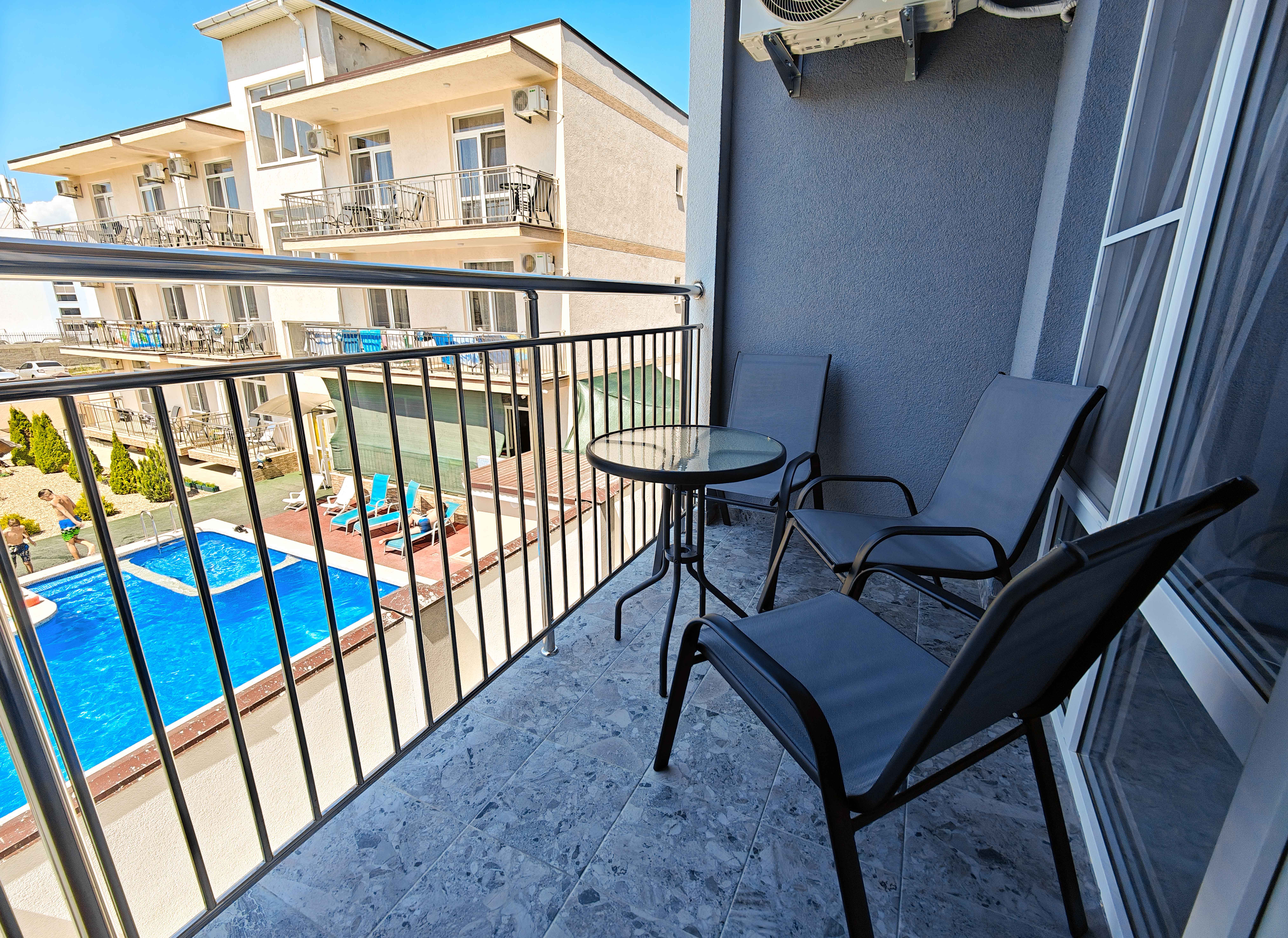 Трехместный номер с балконом