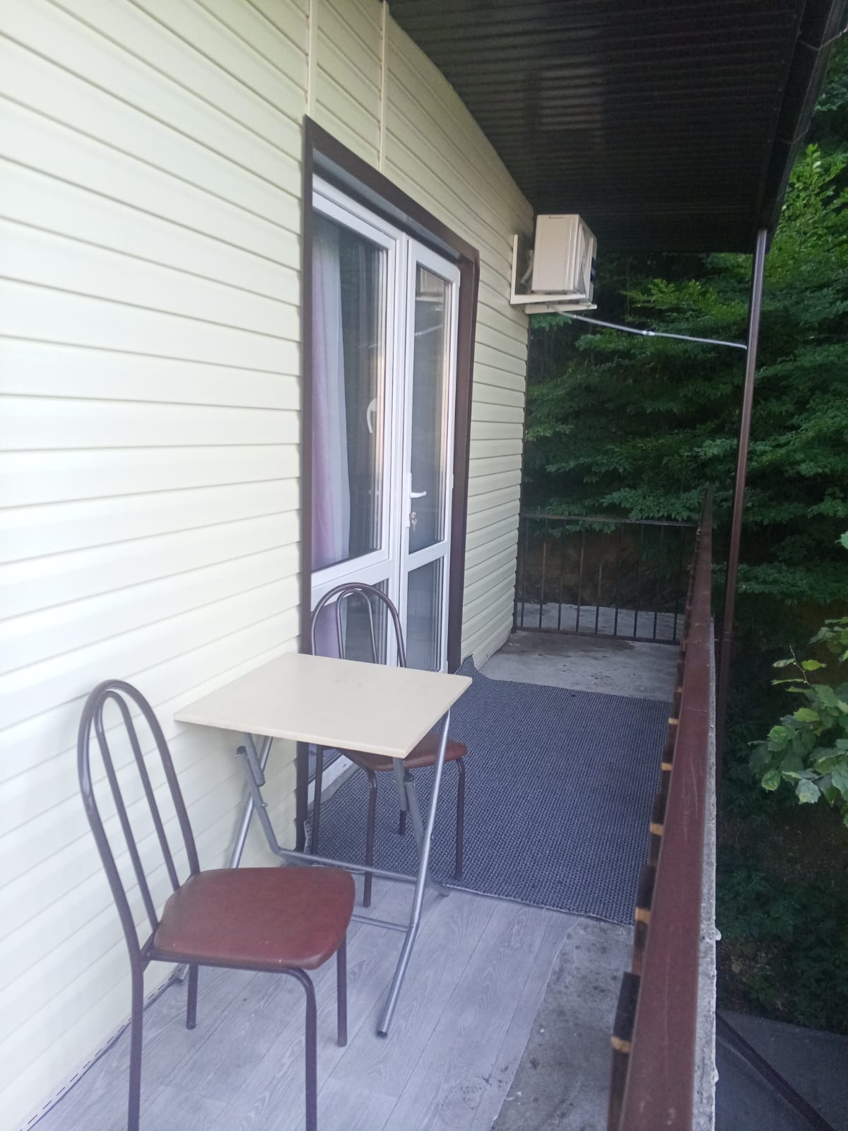 Двухместный номер с балконом и видом на горы и лес