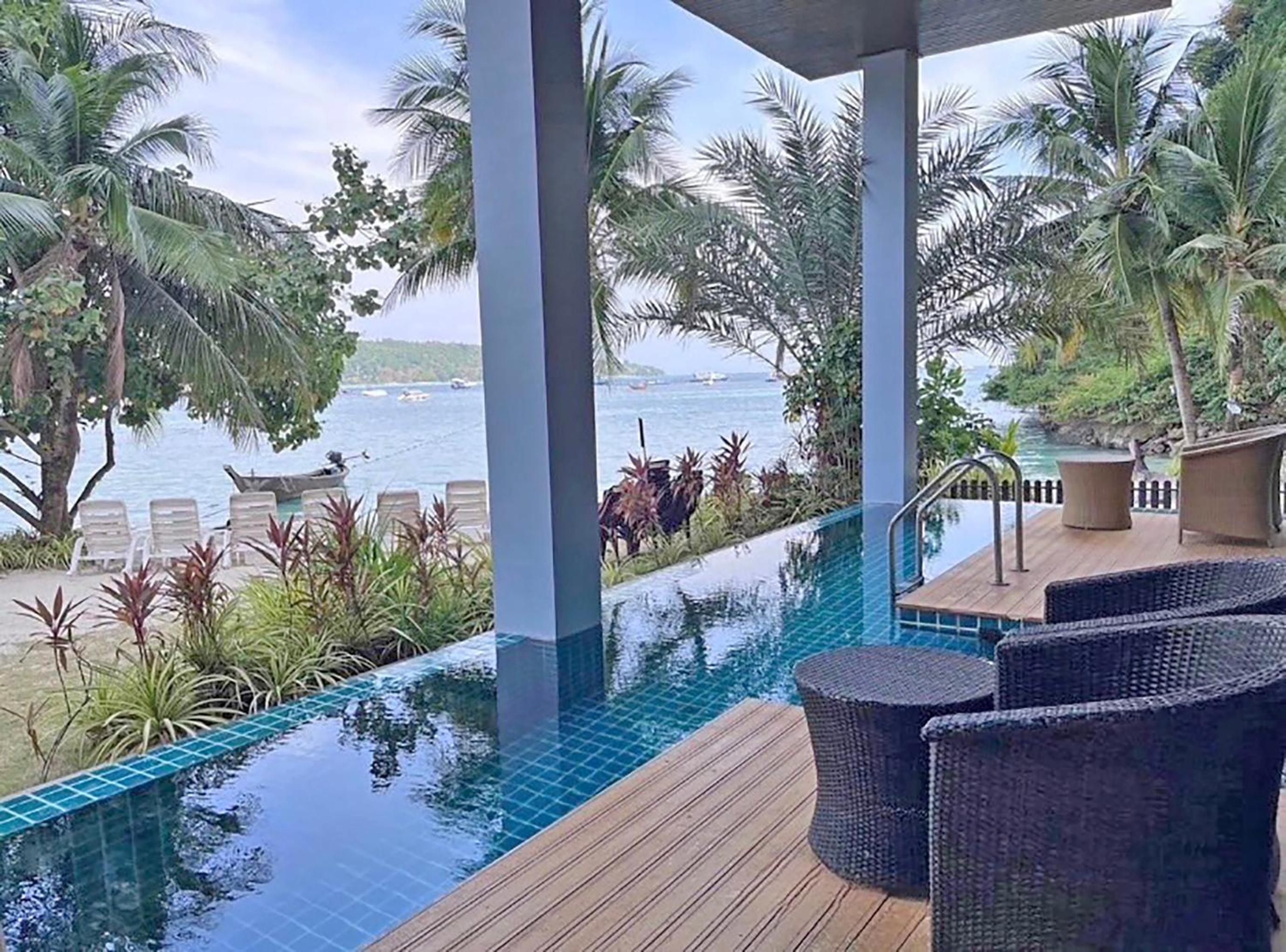 Luxury Double Room Beach Front with Pool