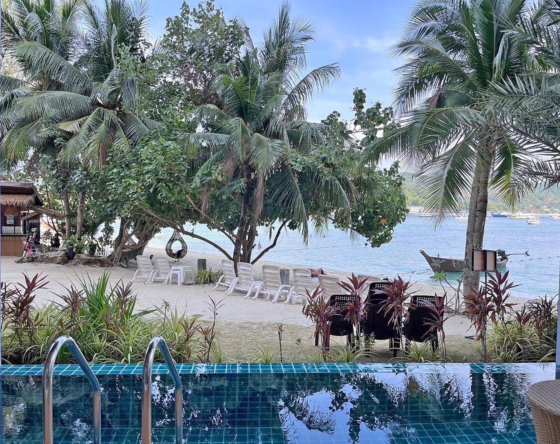 Luxury Double Room Beach Front with Pool