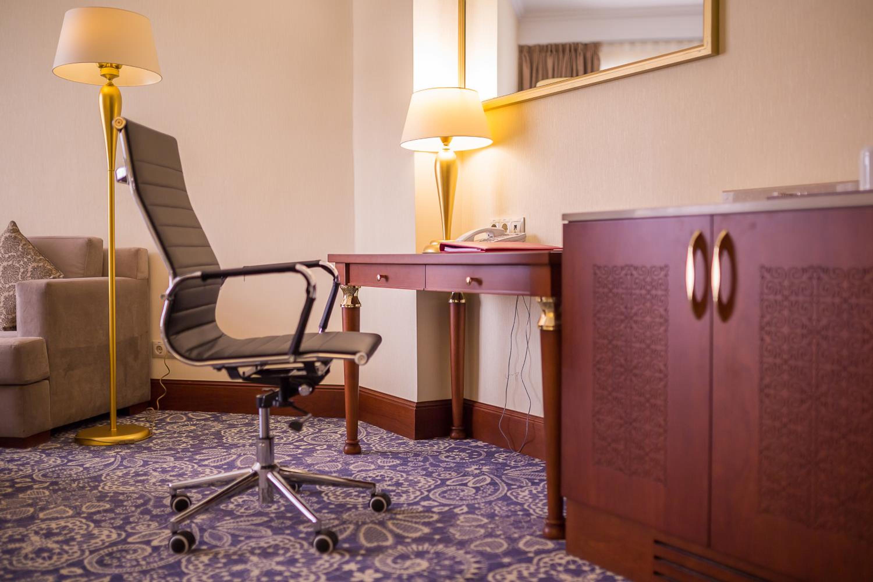 Executive King Suite with City View - Non-Smoking