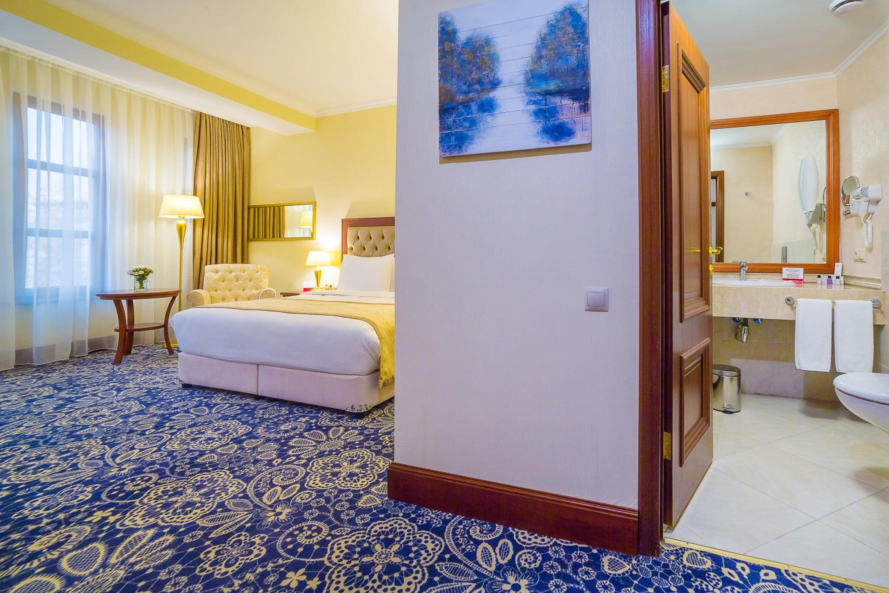 Deluxe King Room - Non-Smoking