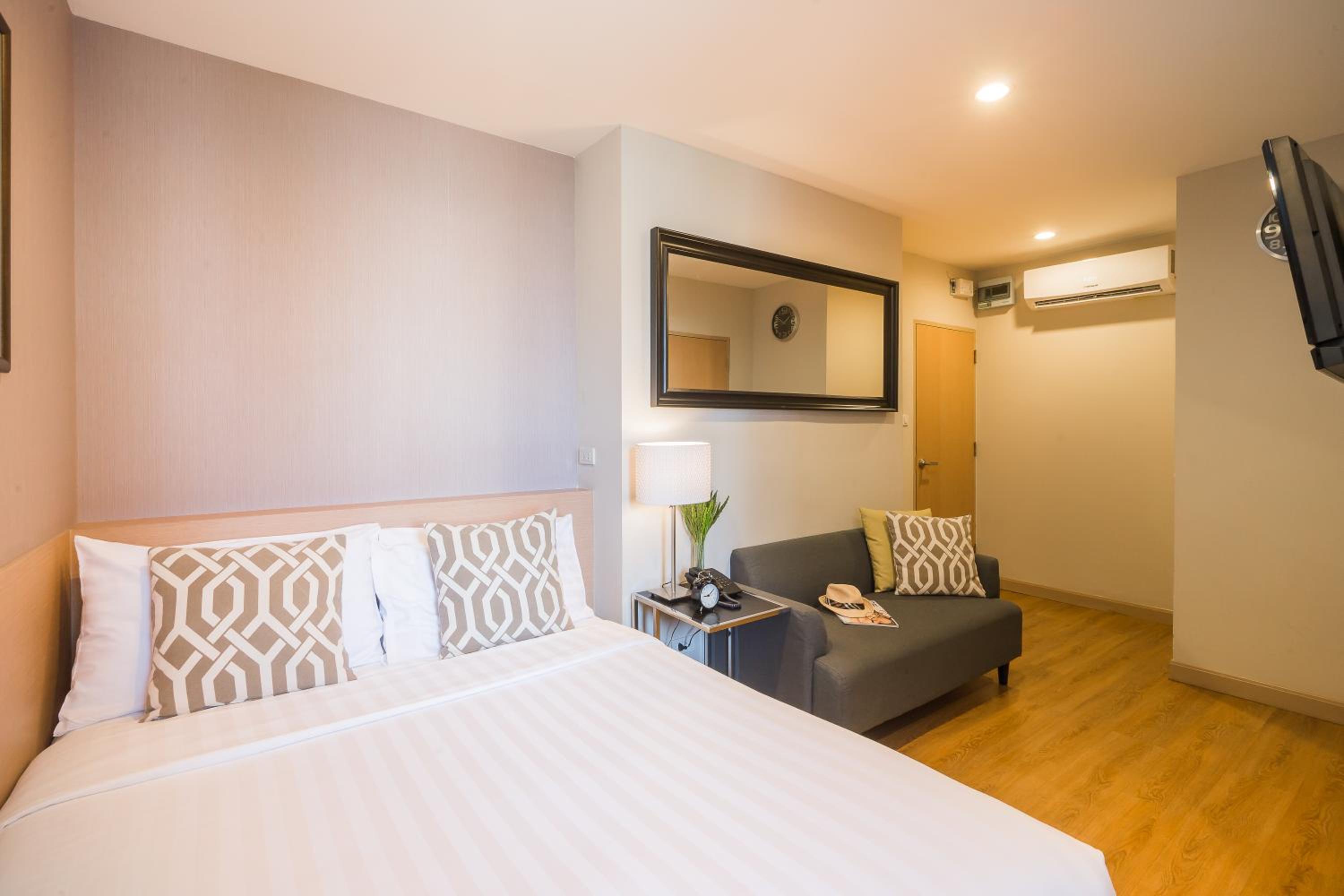 Economy Room with One Queen Bed - Non-Smoking