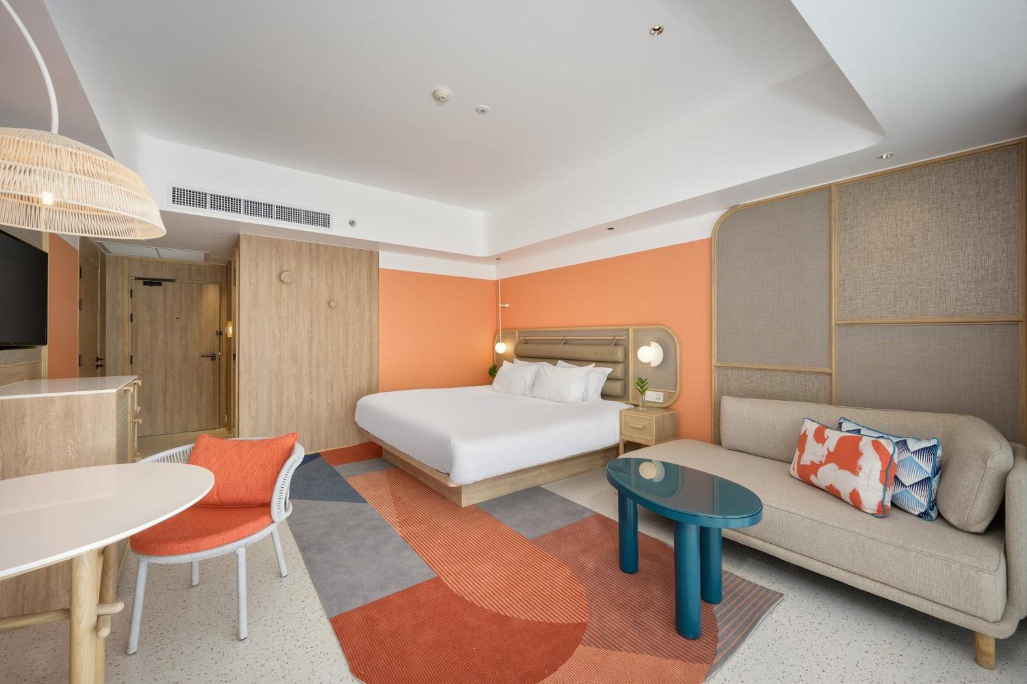 Deluxe Pool View Double/Double