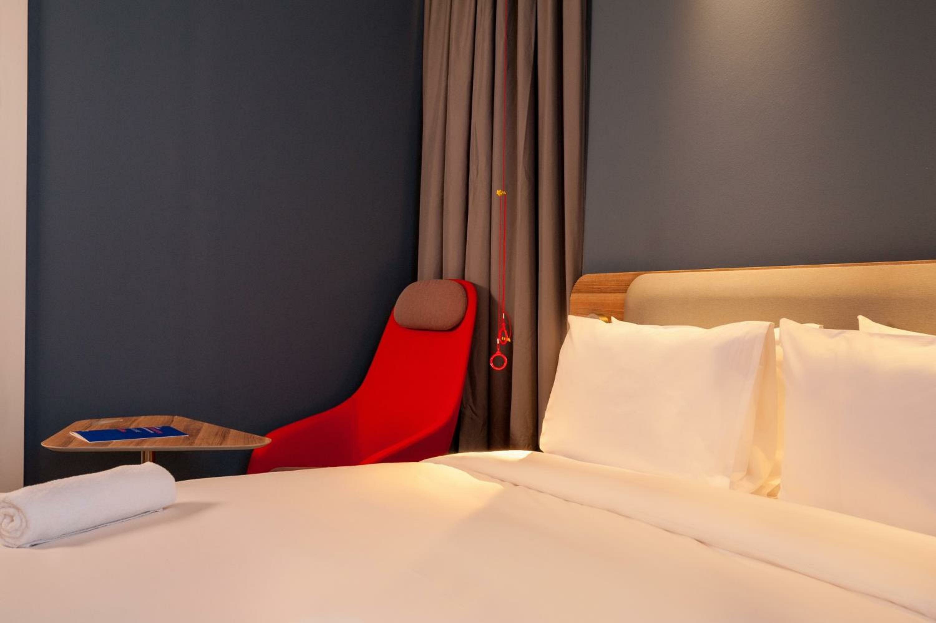 Standard Queen Room - Accessible with Free Breakfast