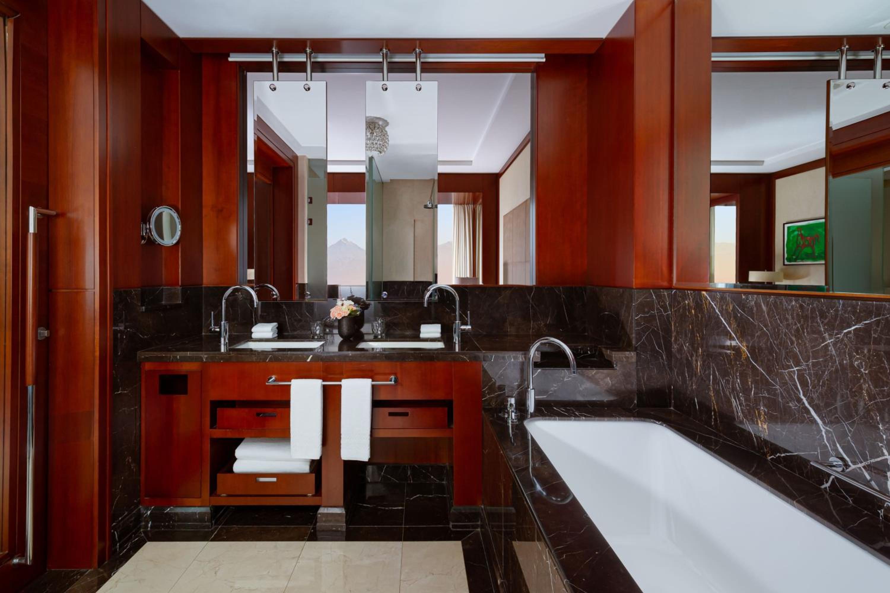 Deluxe Mountain View, Guest room, 1 King, Mountain view