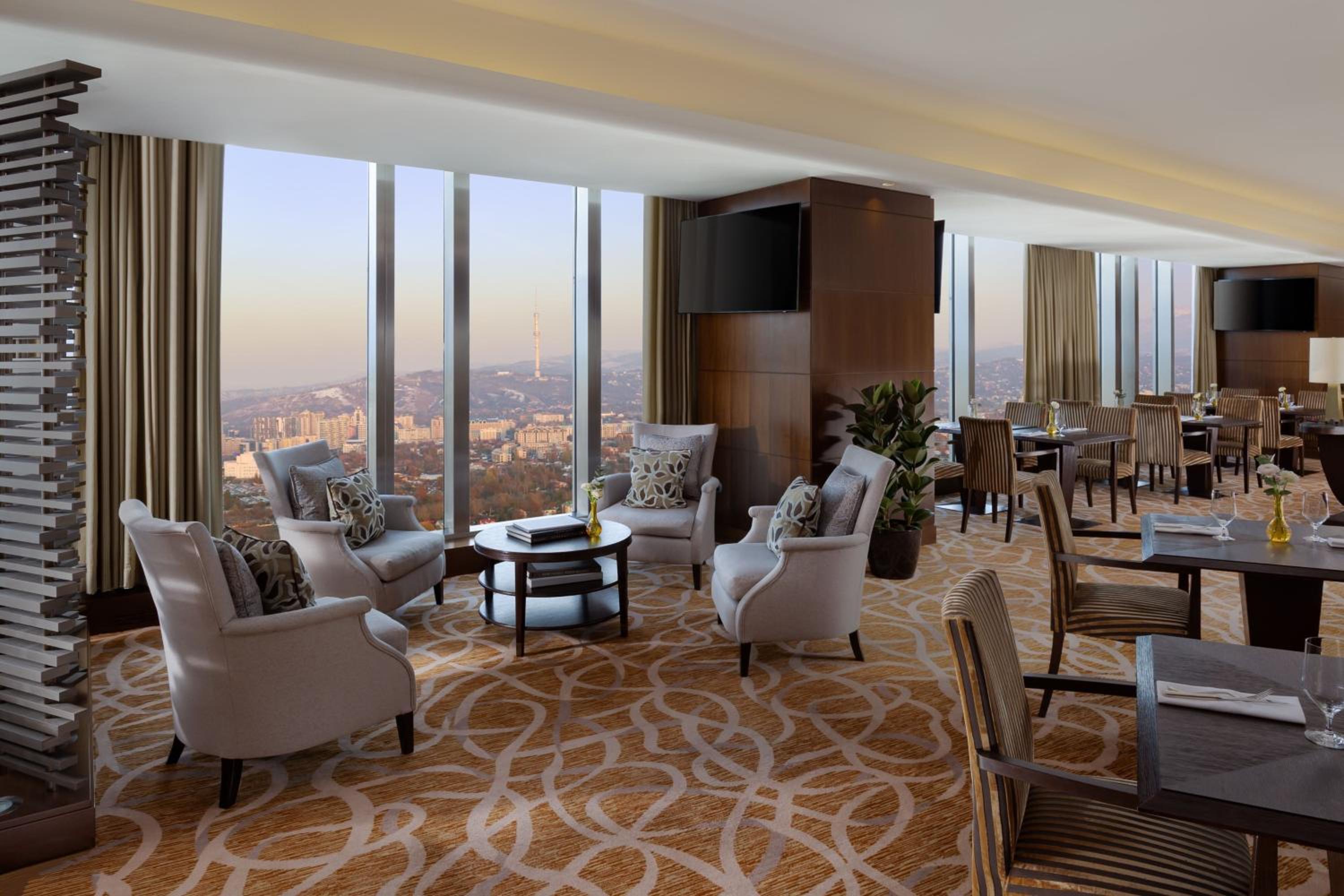 Club Level, Guest room, One King, Mountain View