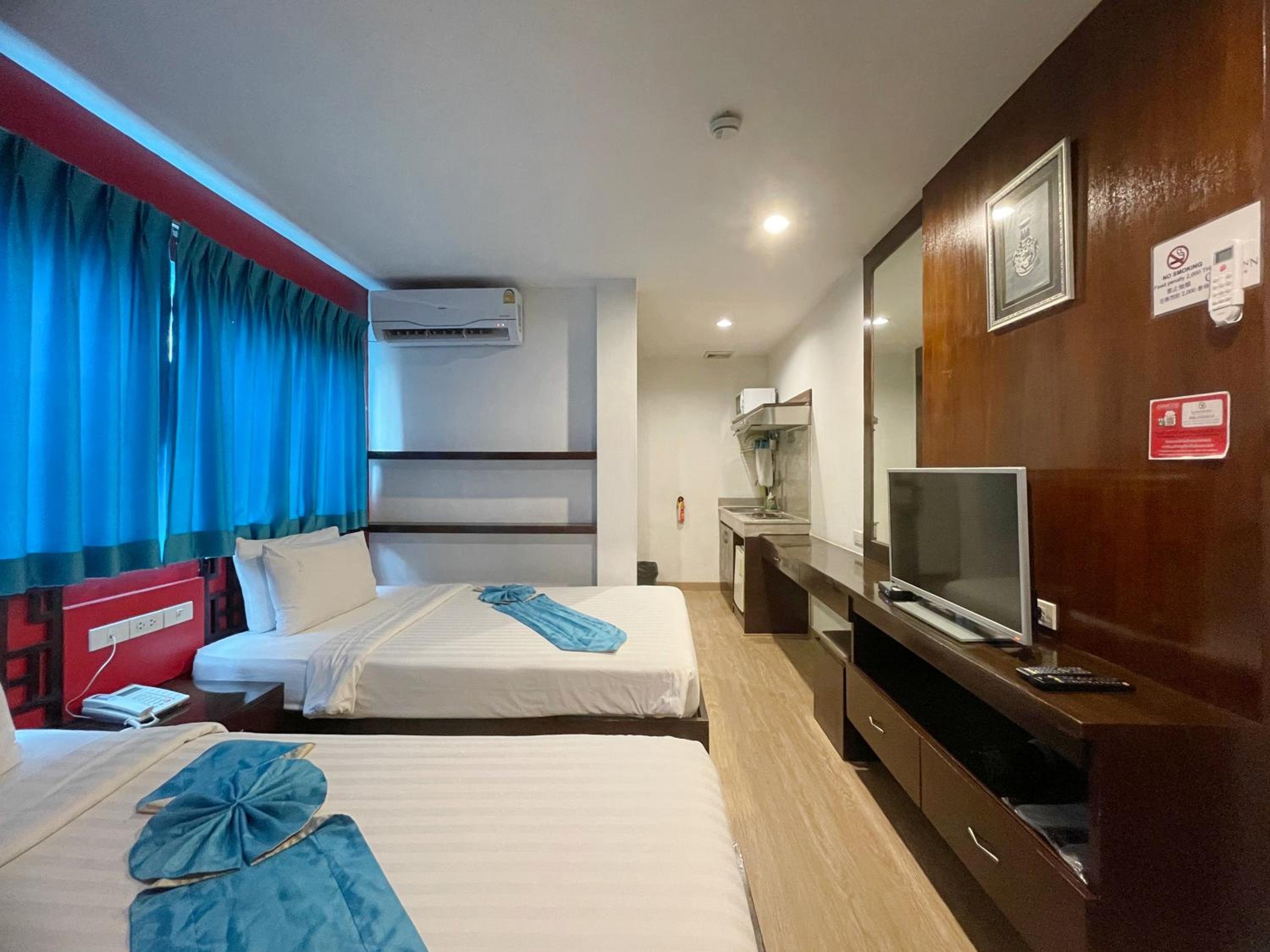 Deluxe Twin Room with Window