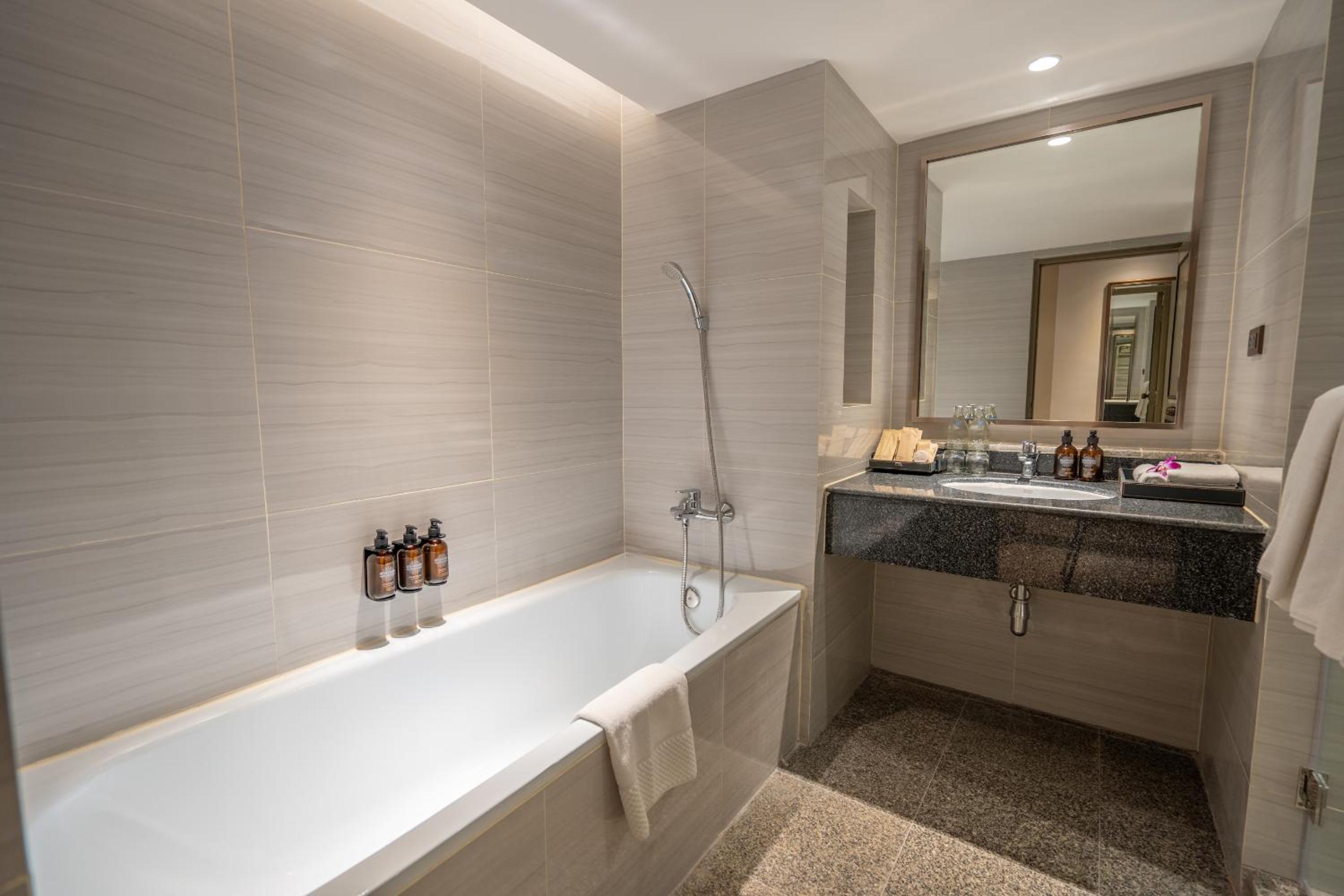 Deluxe Skyline King Room