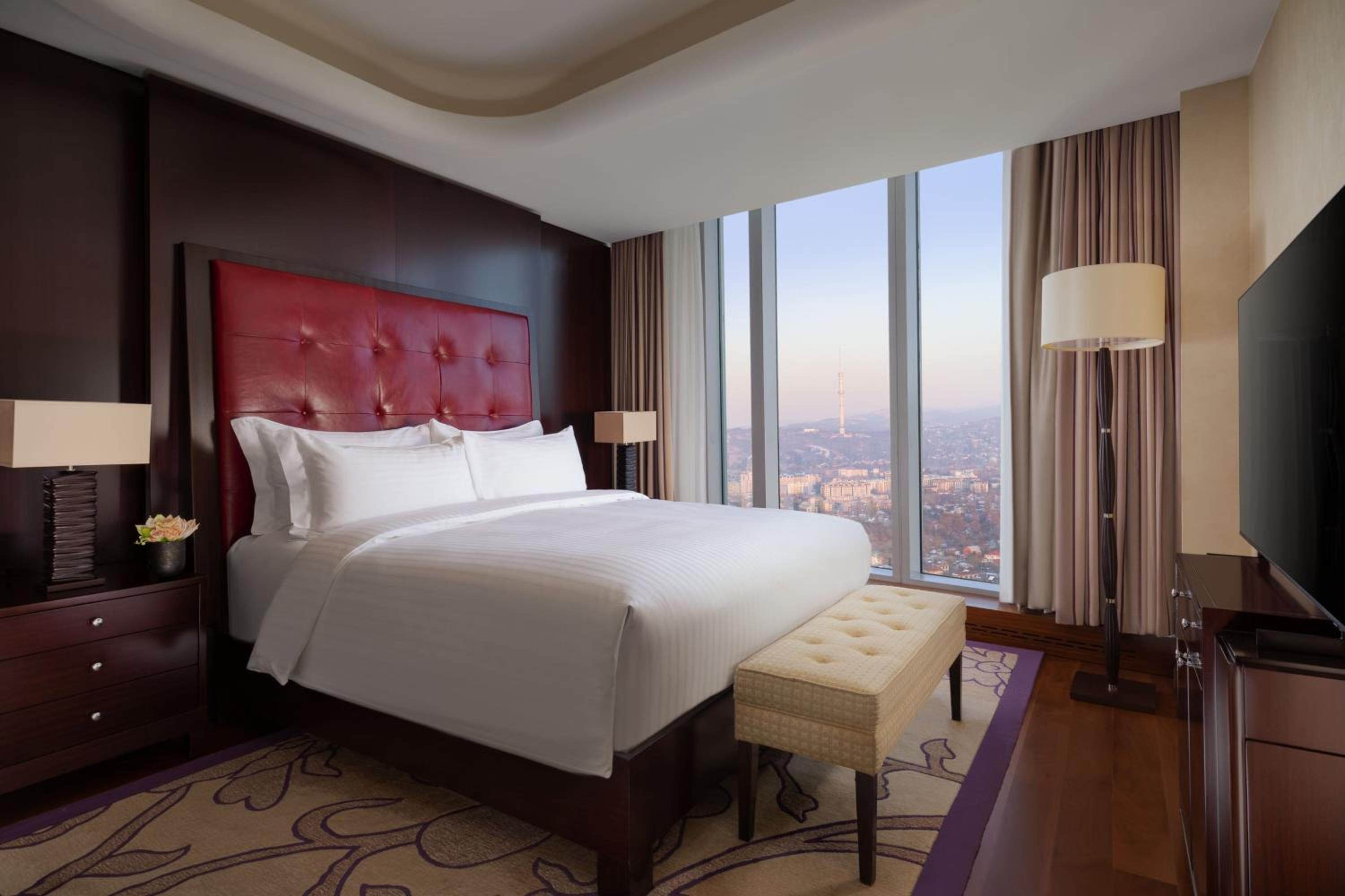 Junior Suite, 1 King, City view
