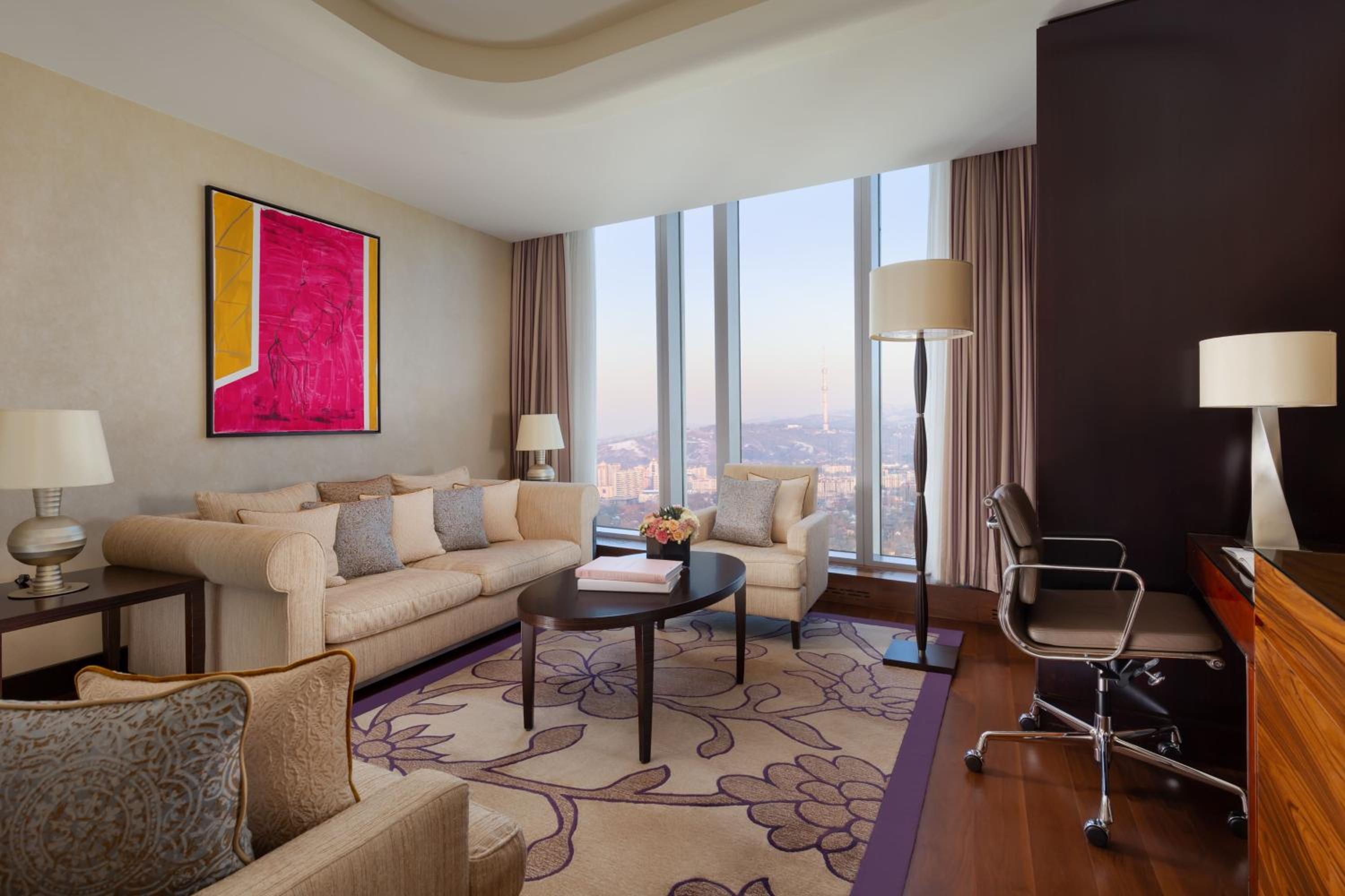 Junior Suite, 1 King, City view
