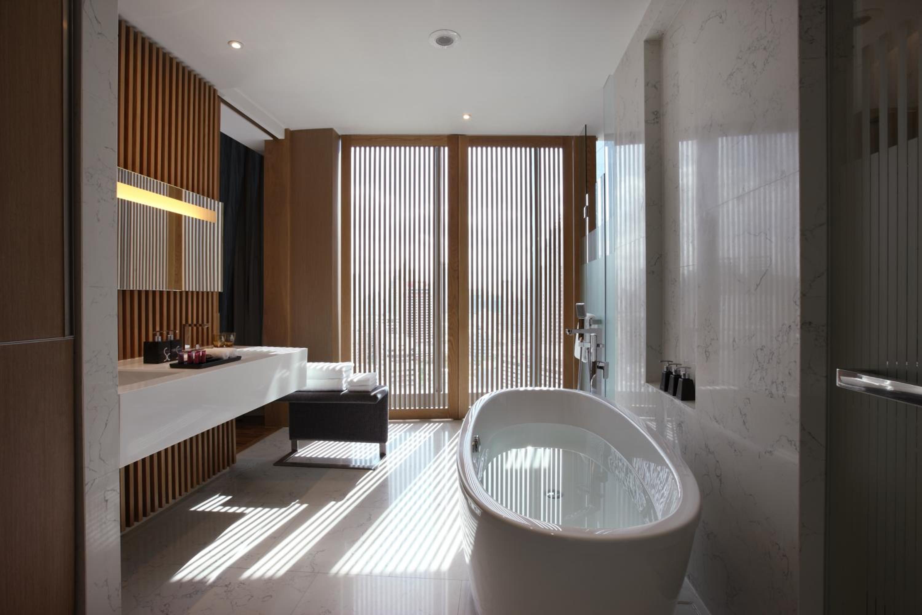 SO King Studio Room with Skyline City View and Club Signature Benefits