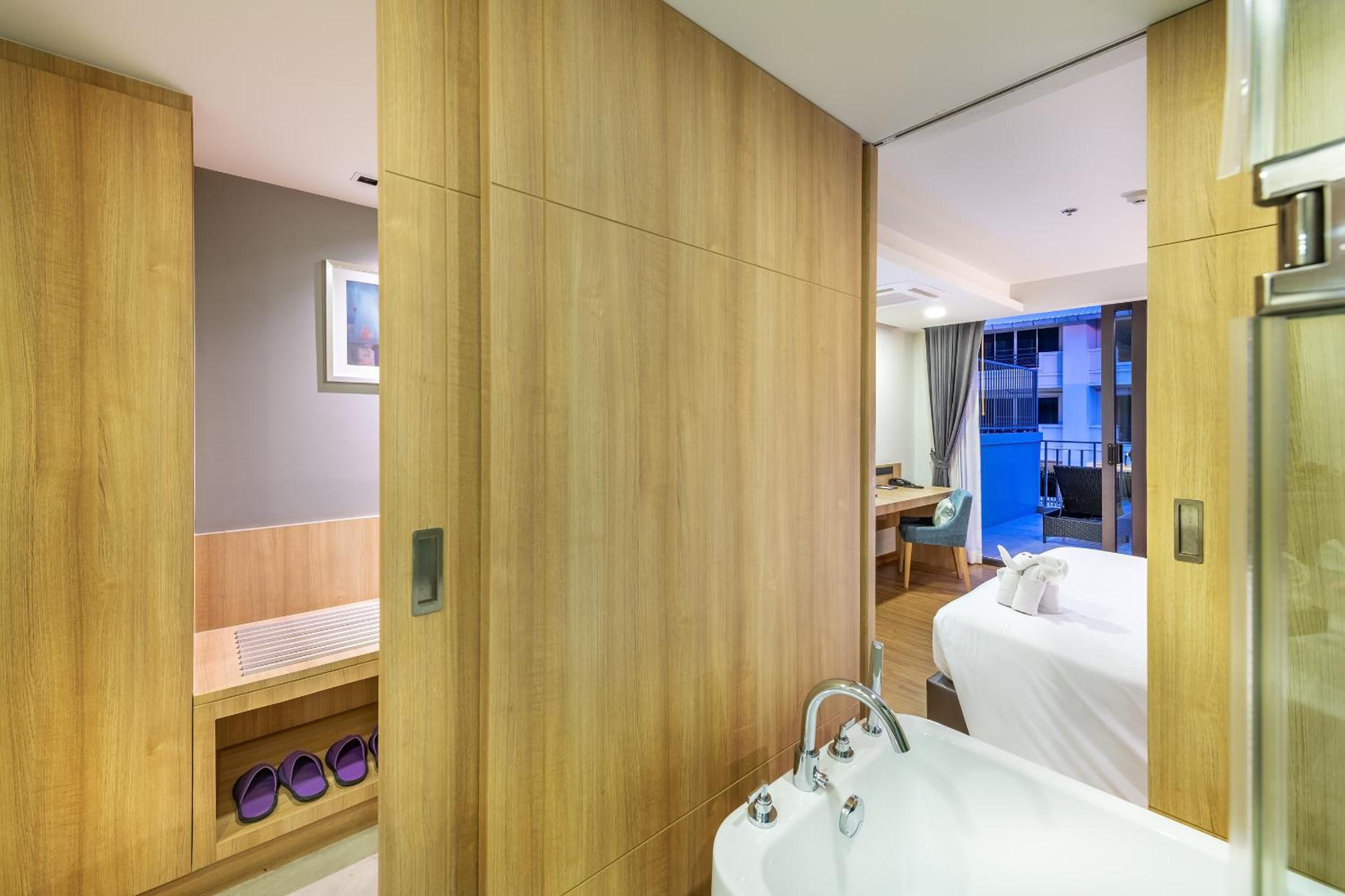 Studio Suite with Pool View