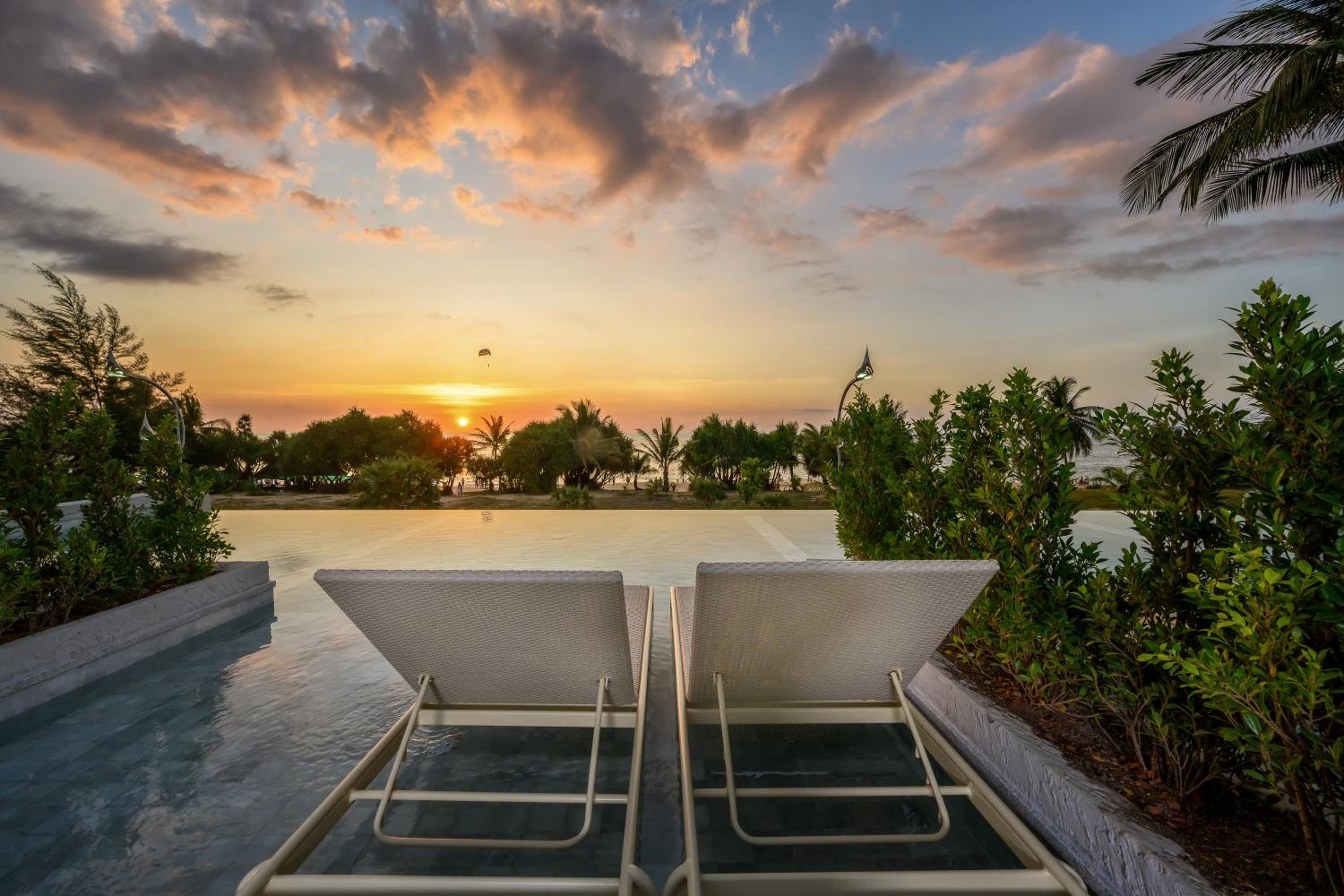 Seaview Infinity Pool 2-Bedroom Duplex Suite