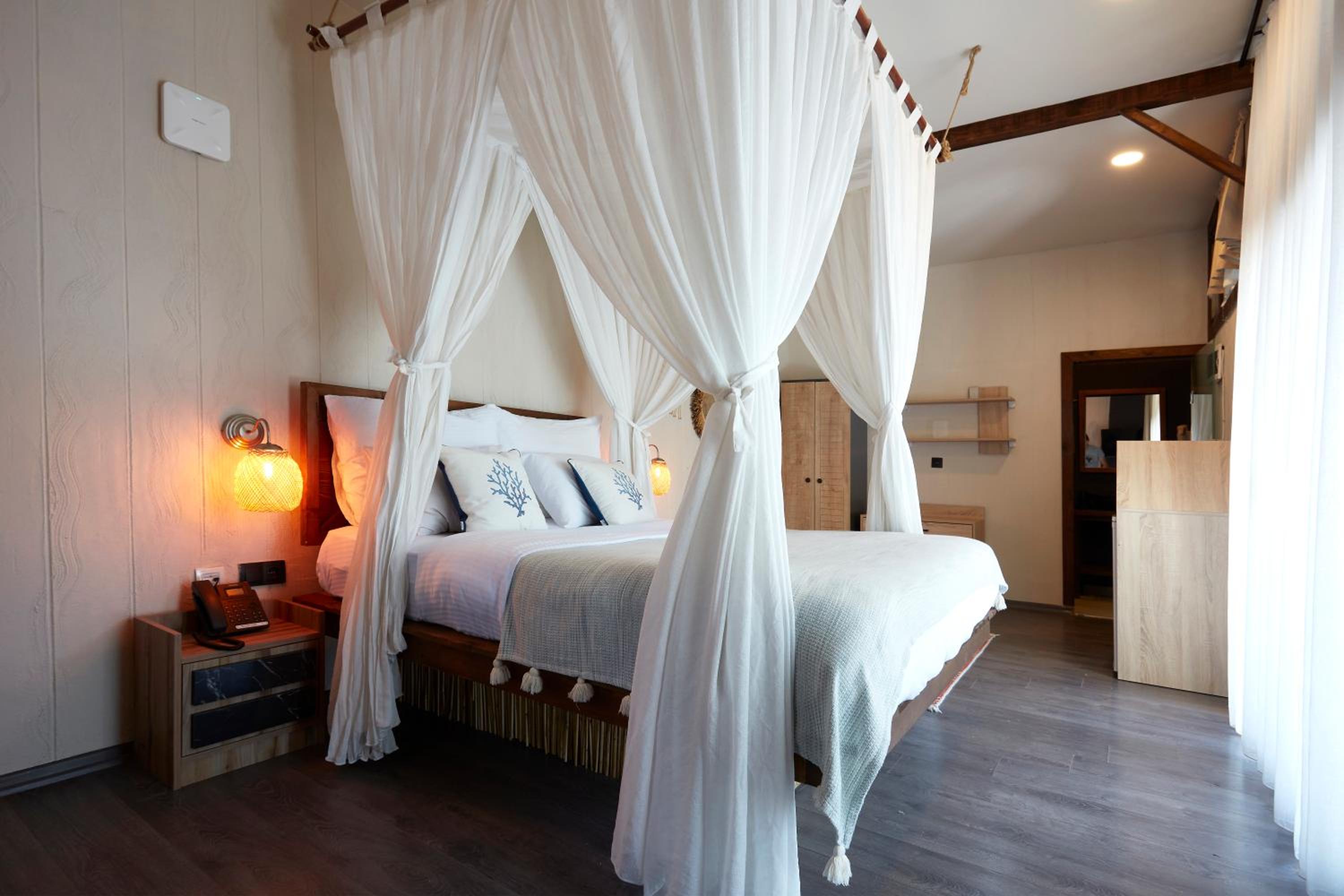 Deluxe Double Room with Balcony and Sea View