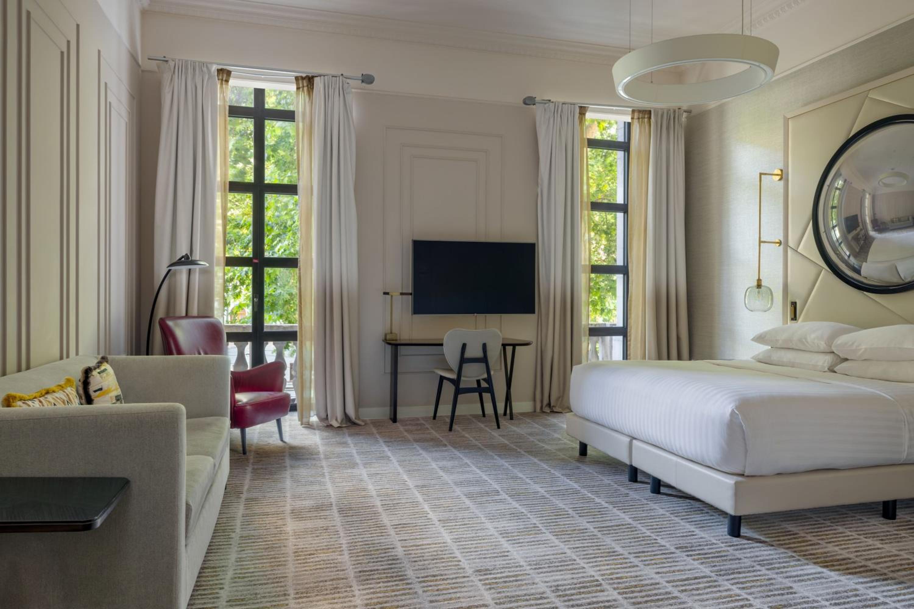 Executive Room, Executive lounge access, Larger Guest room, 1 King