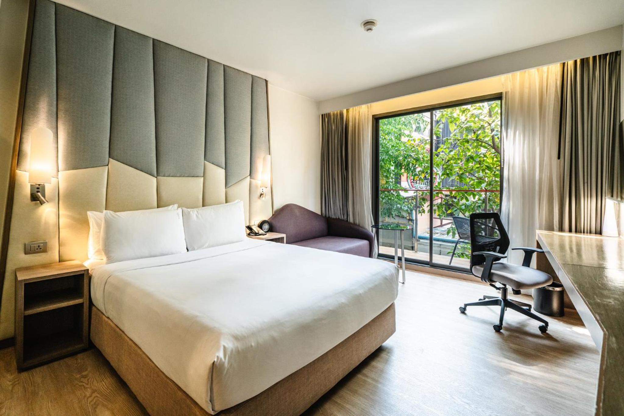 Standard Queen Room with Balcony and Free Breakfast