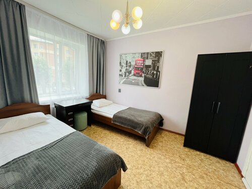 Двухкомнатный стандартный номер с двумя односпальными и кроватями и доп местом в Сплав