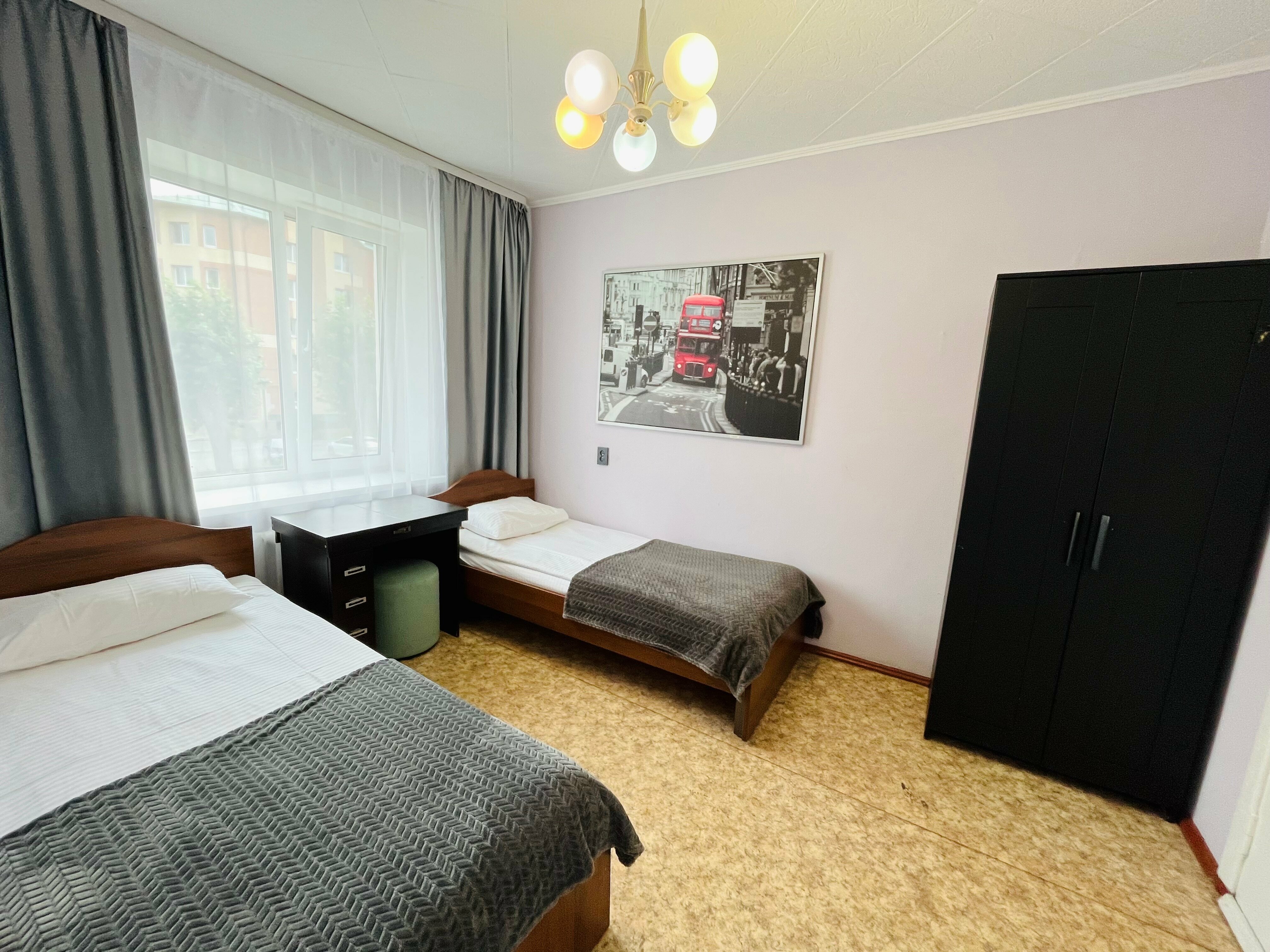 Двухкомнатный стандартный номер с двумя односпальными и кроватями и доп местом