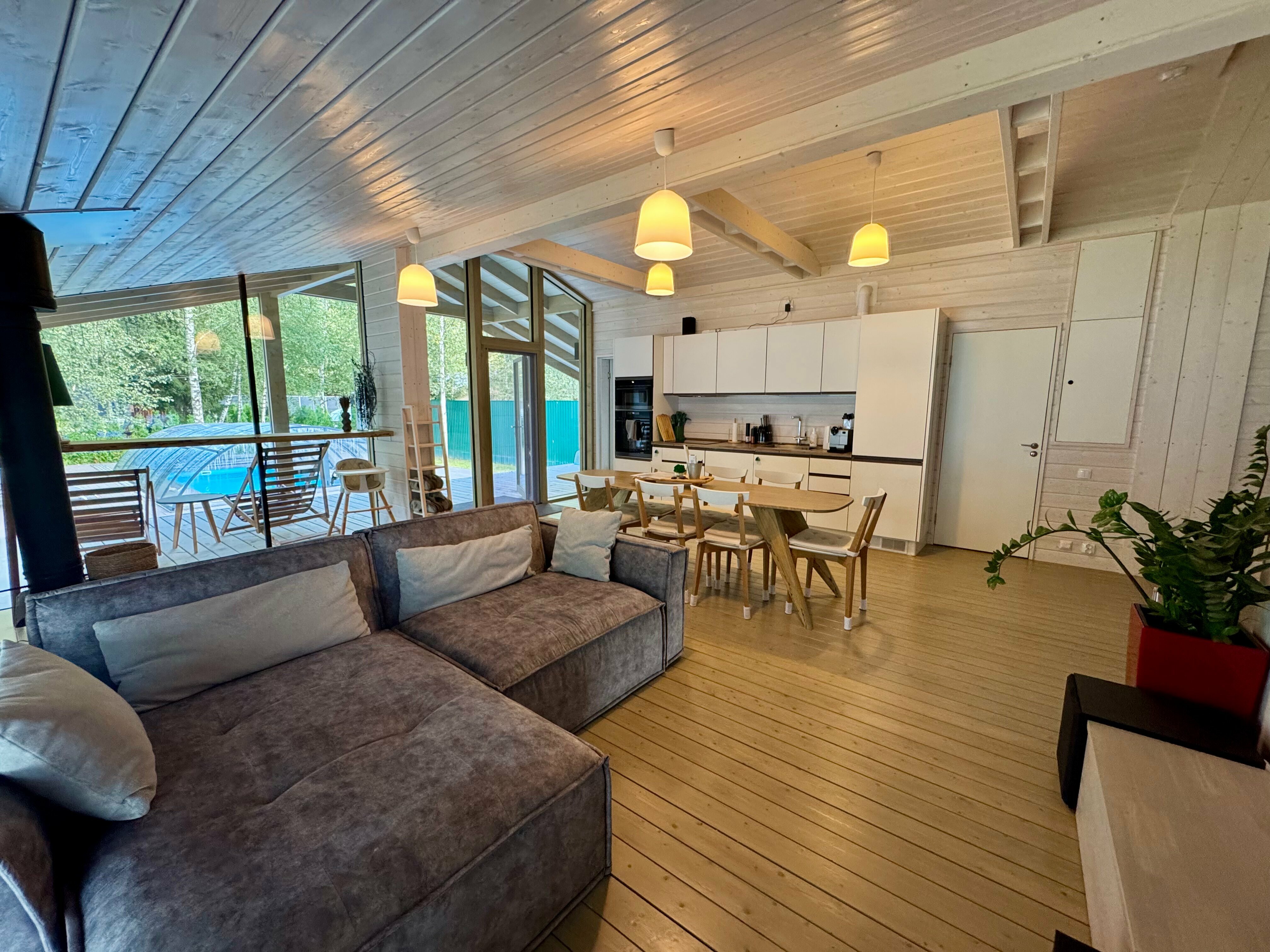 Дом с летним бассейном (4 спальни)