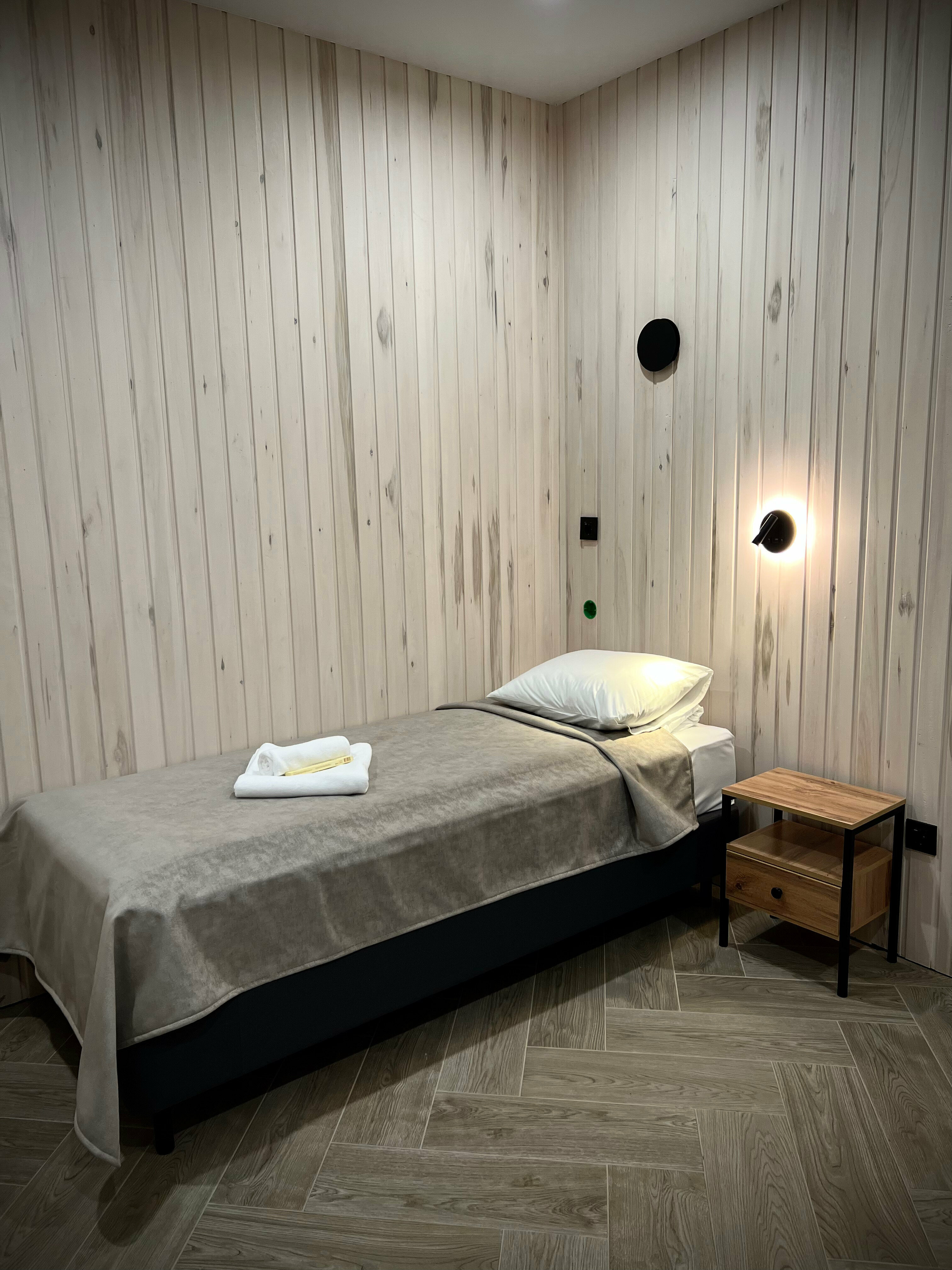 Стандартный двухместный номер с 2 отдельными кроватями и общей ванной комнатой