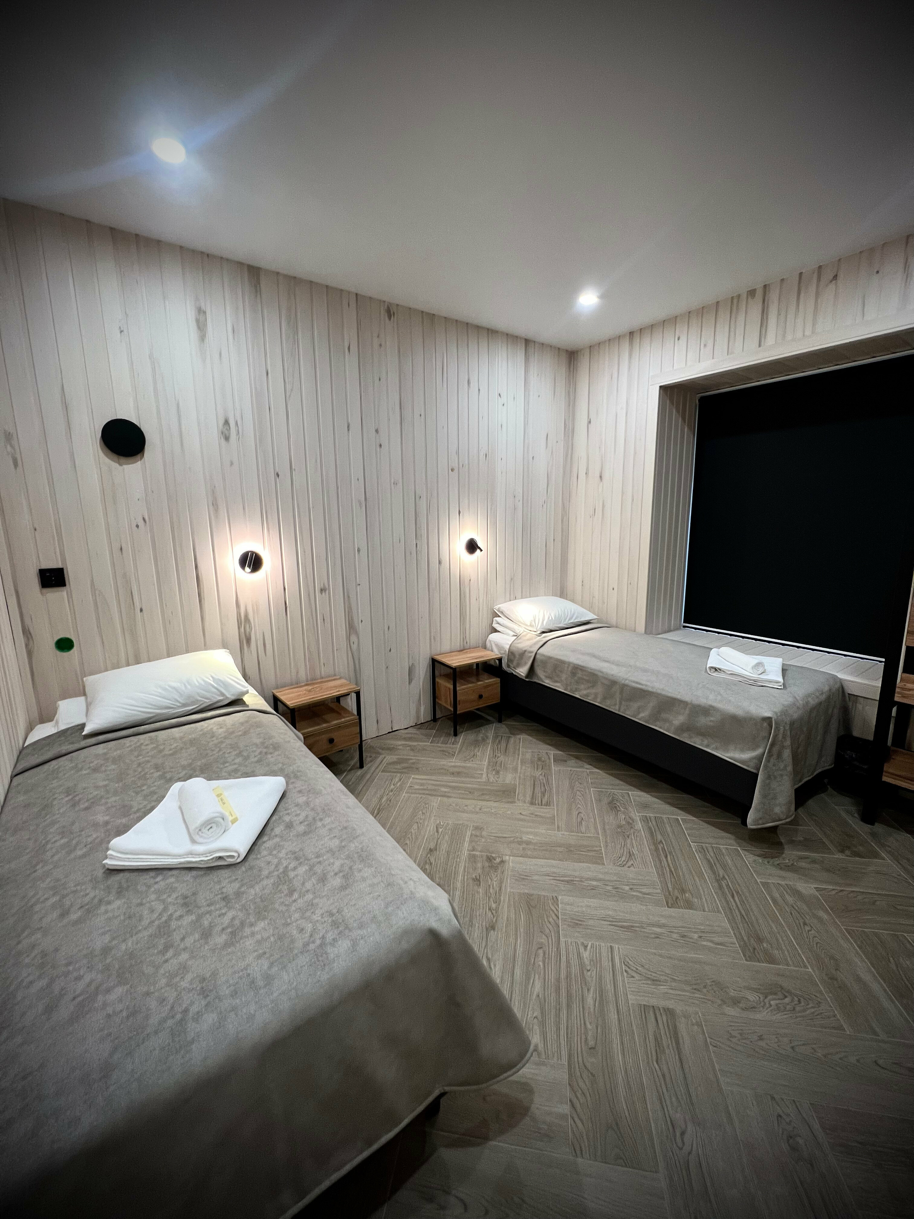 Стандартный двухместный номер с 2 отдельными кроватями и общей ванной комнатой