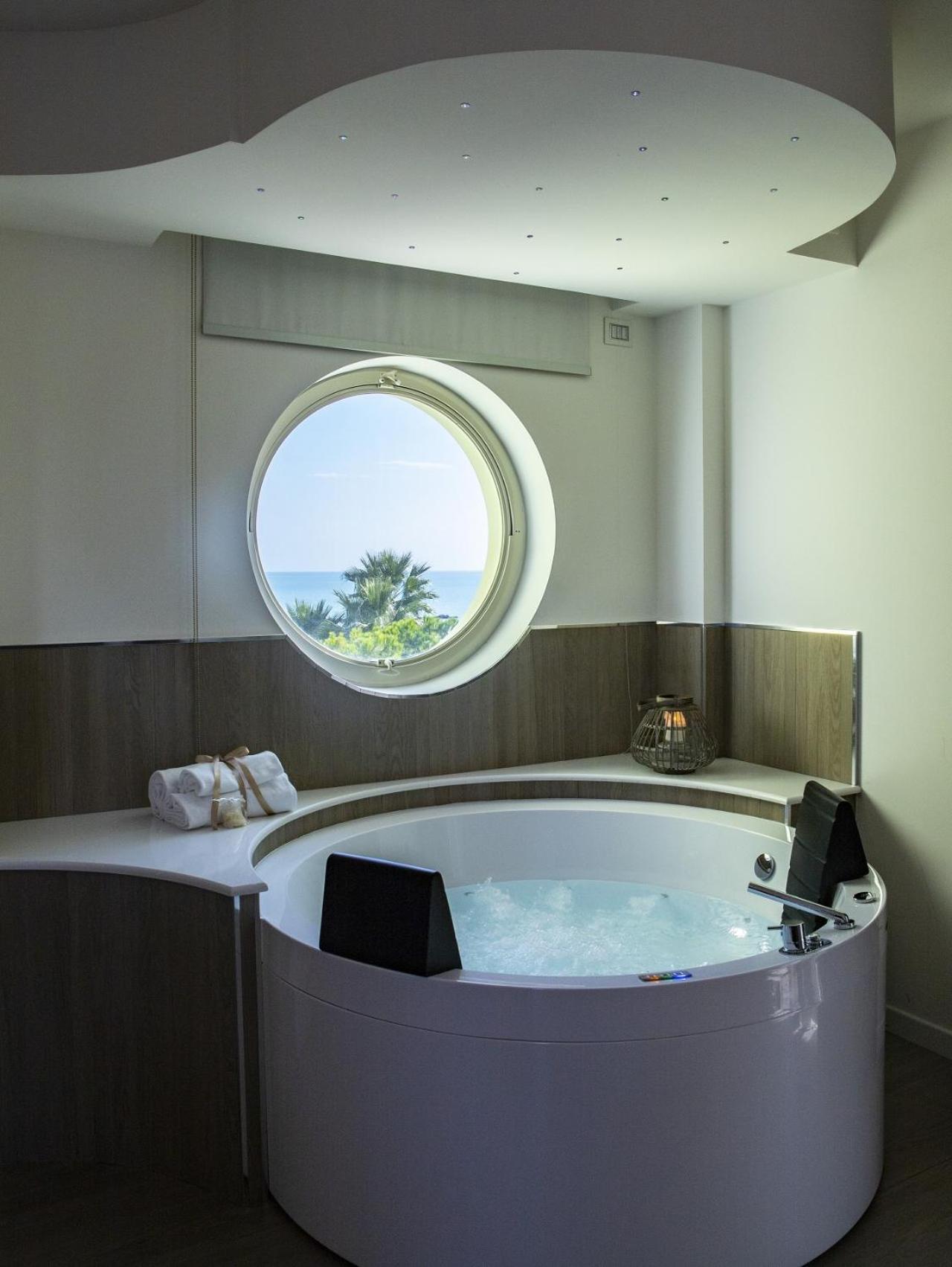 Suite with Hot Tub