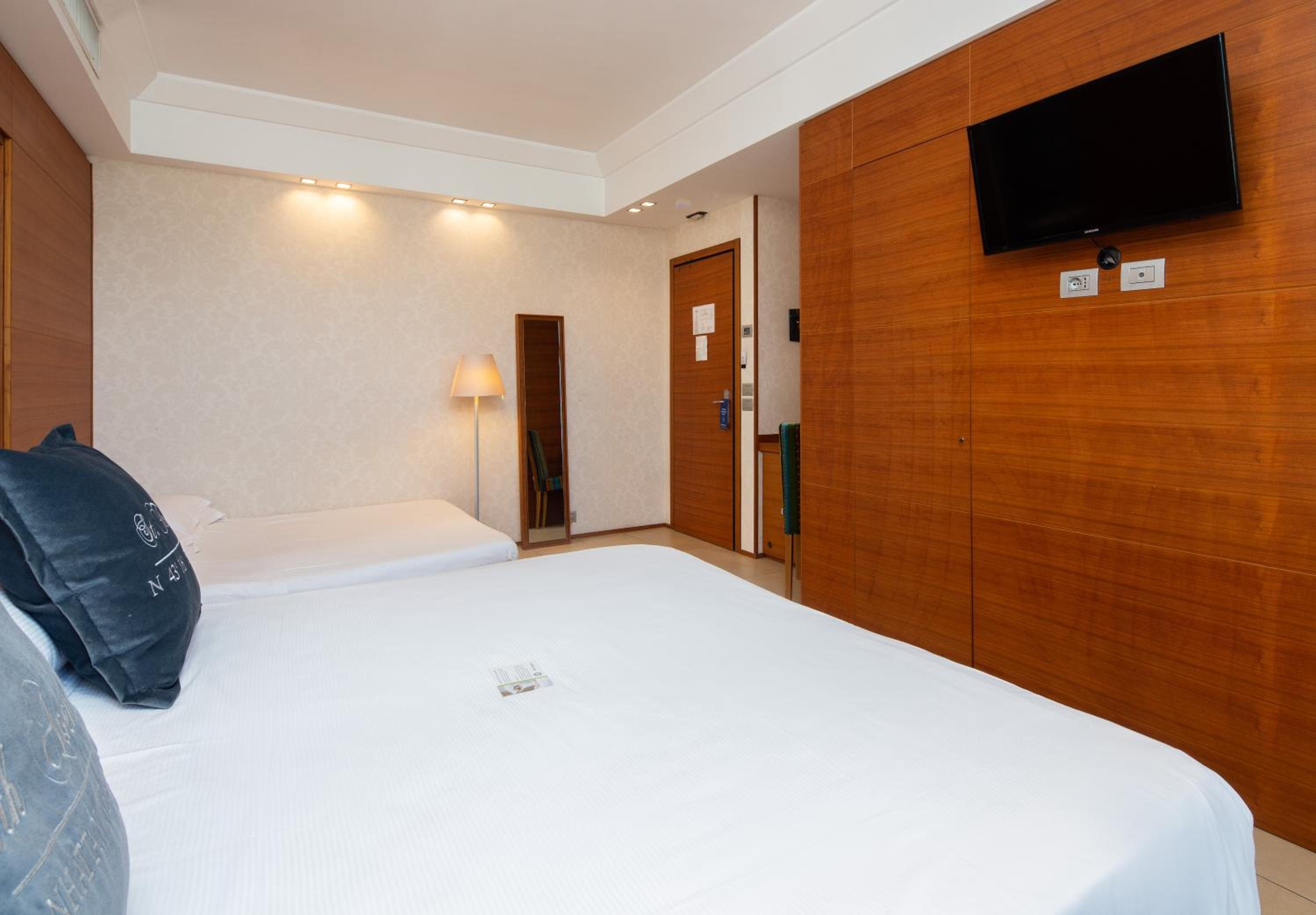 Junior King Suite with Spa Bath and Sea View