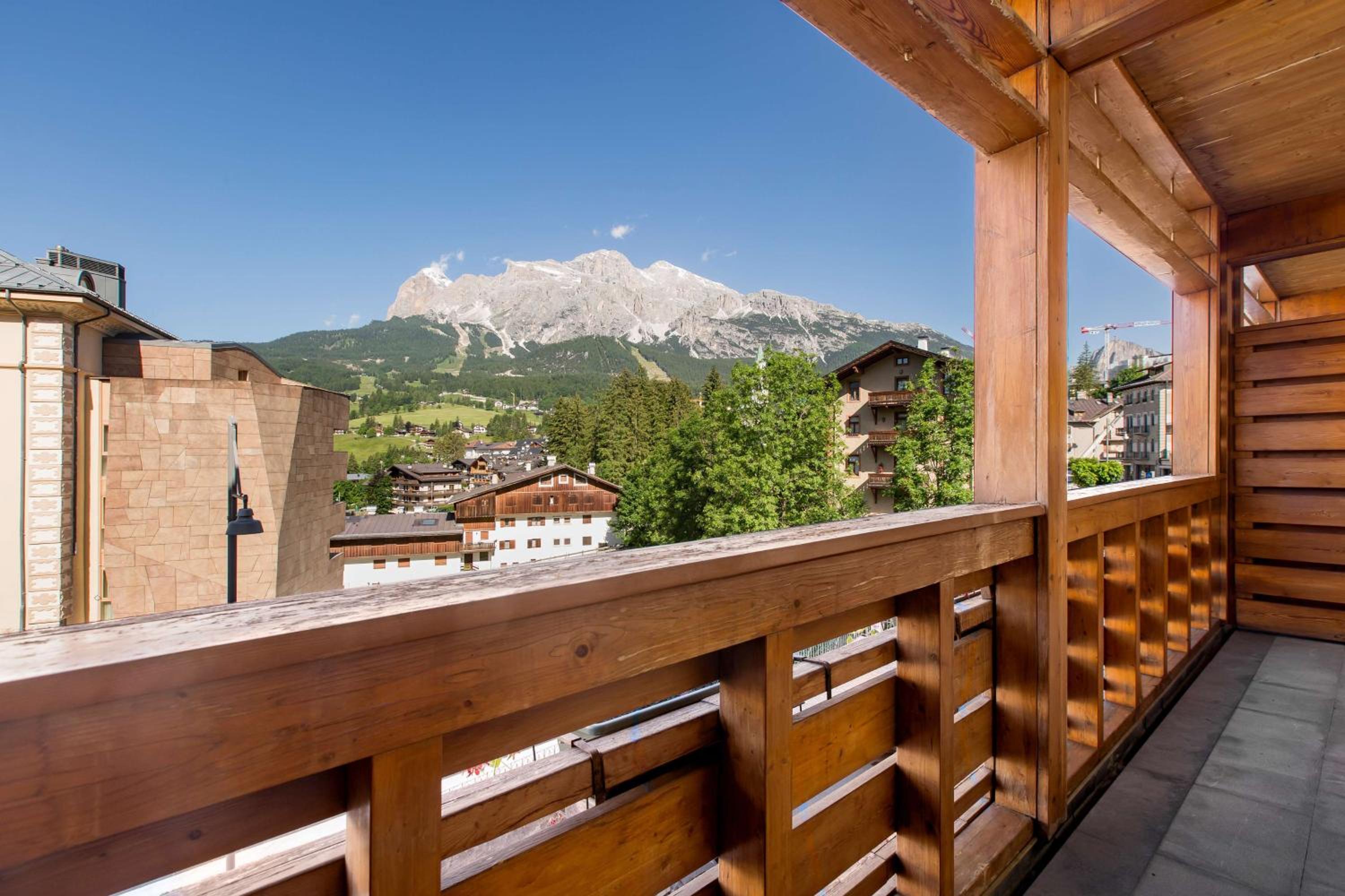 One-Bedroom Apartment with Tofane Mountain View and Balcony