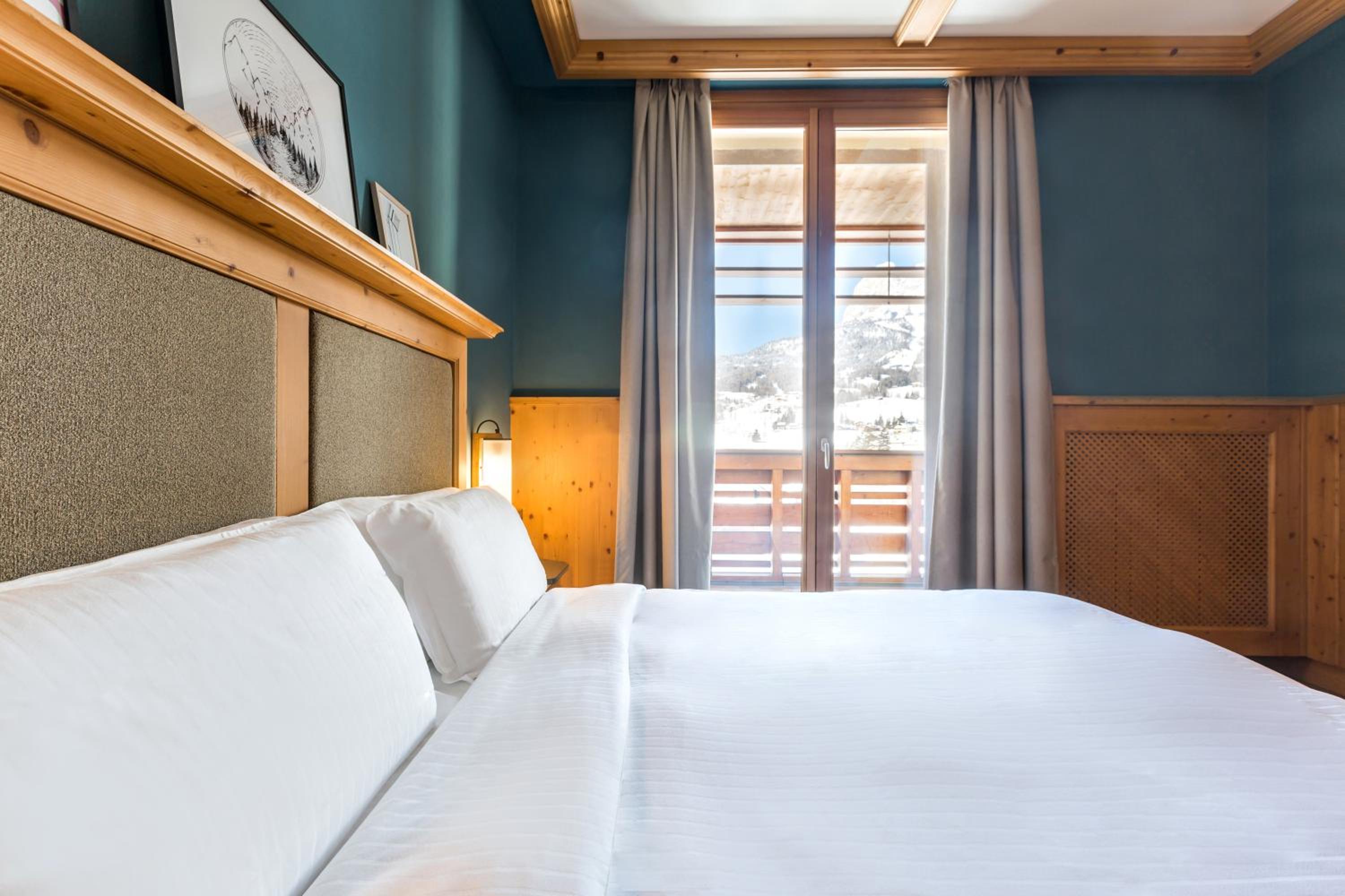 One-Bedroom Apartment with Tofane Mountain View and Balcony