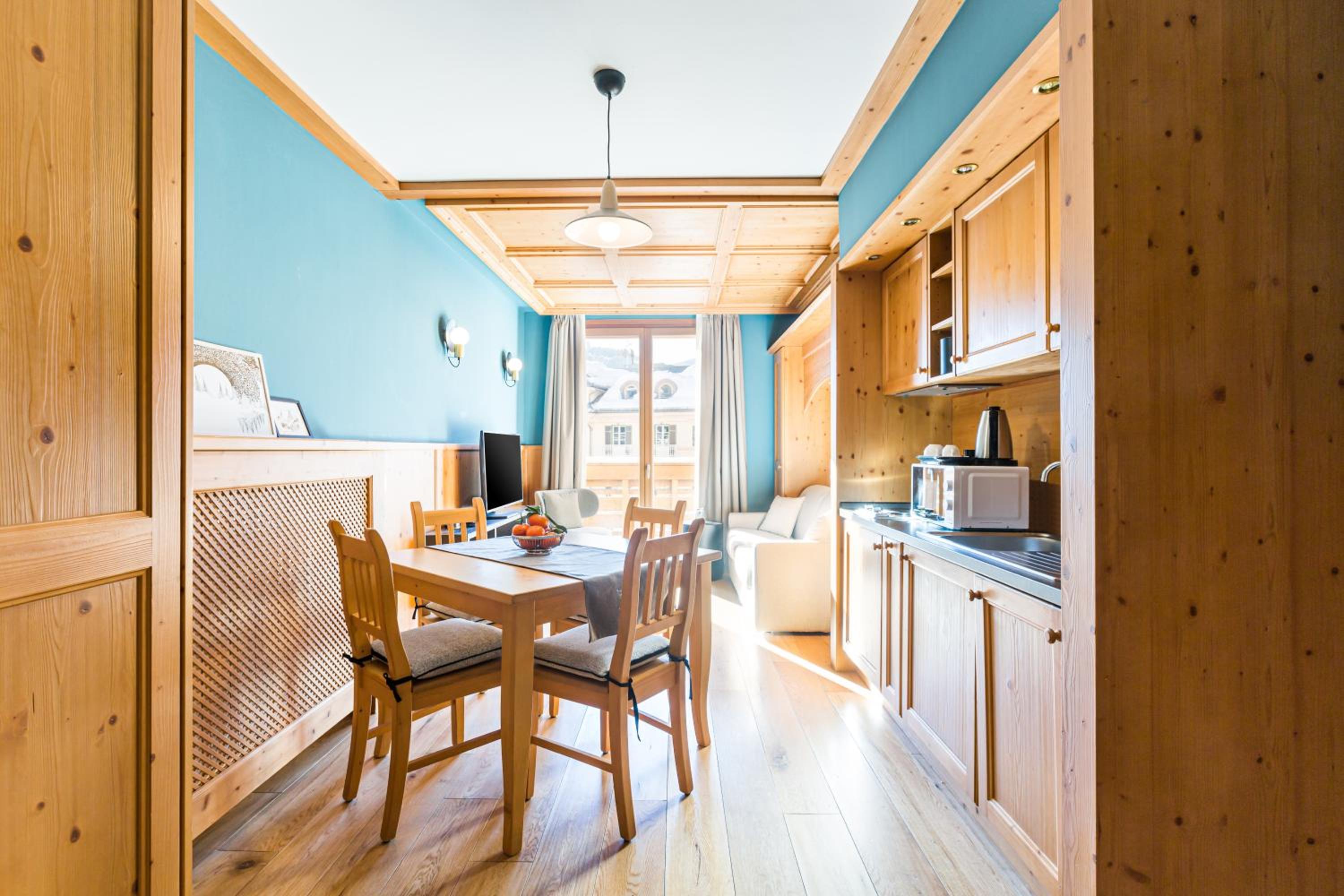 One-Bedroom Apartment with Tofane Mountain View and Balcony