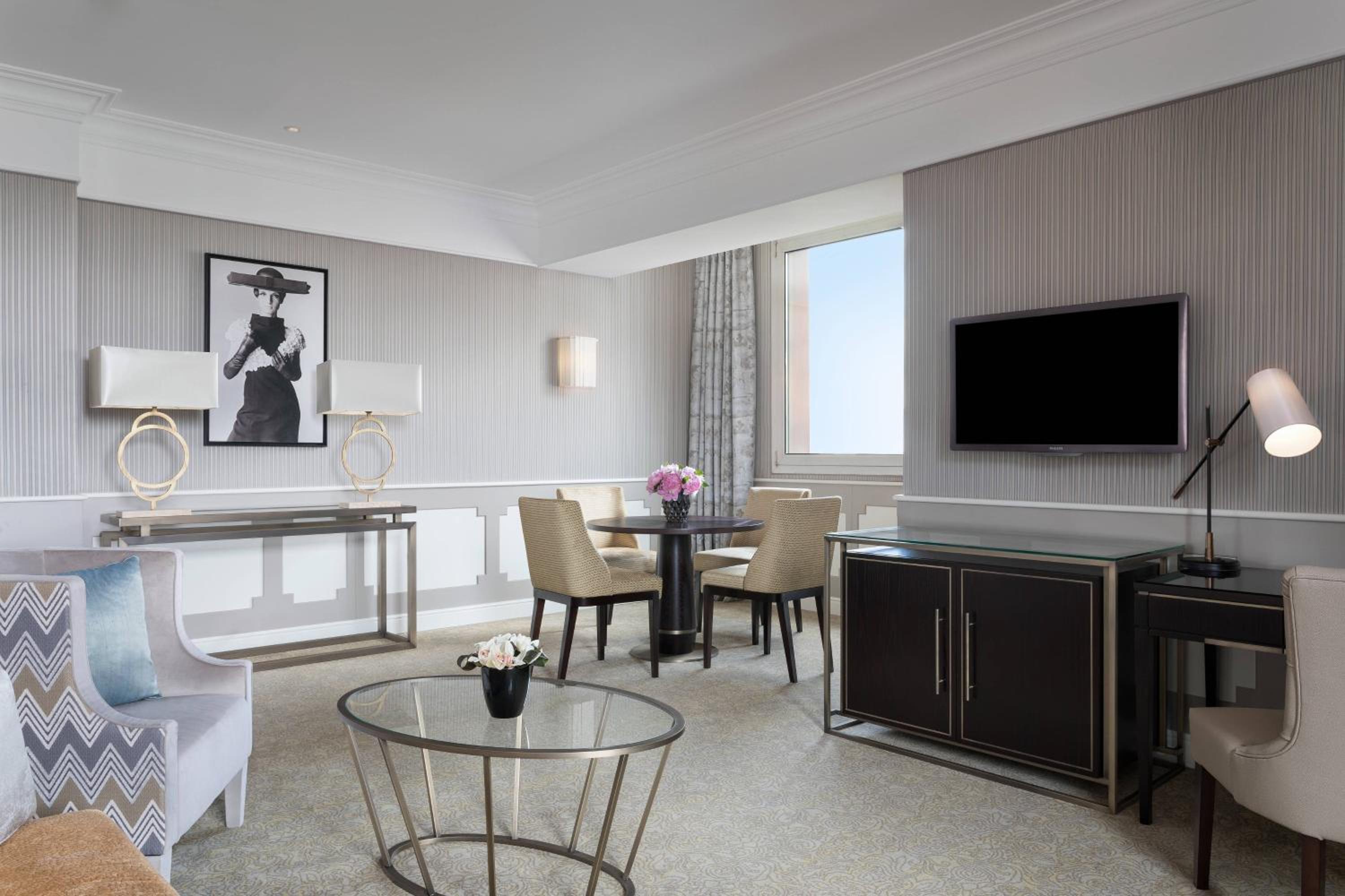 Deluxe Suite (One Bedroom Suite)