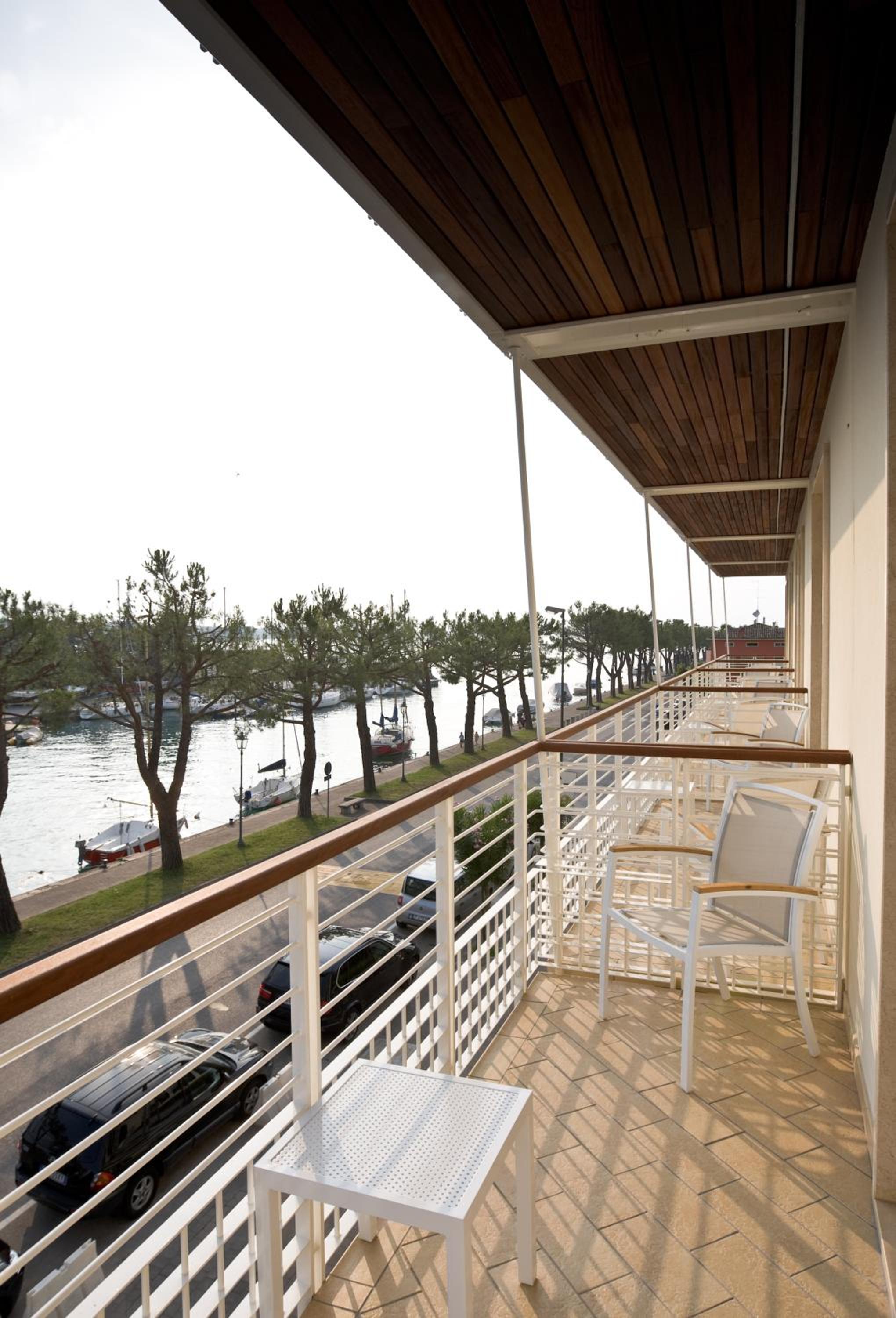 Triple Room with Balcony and Lake View