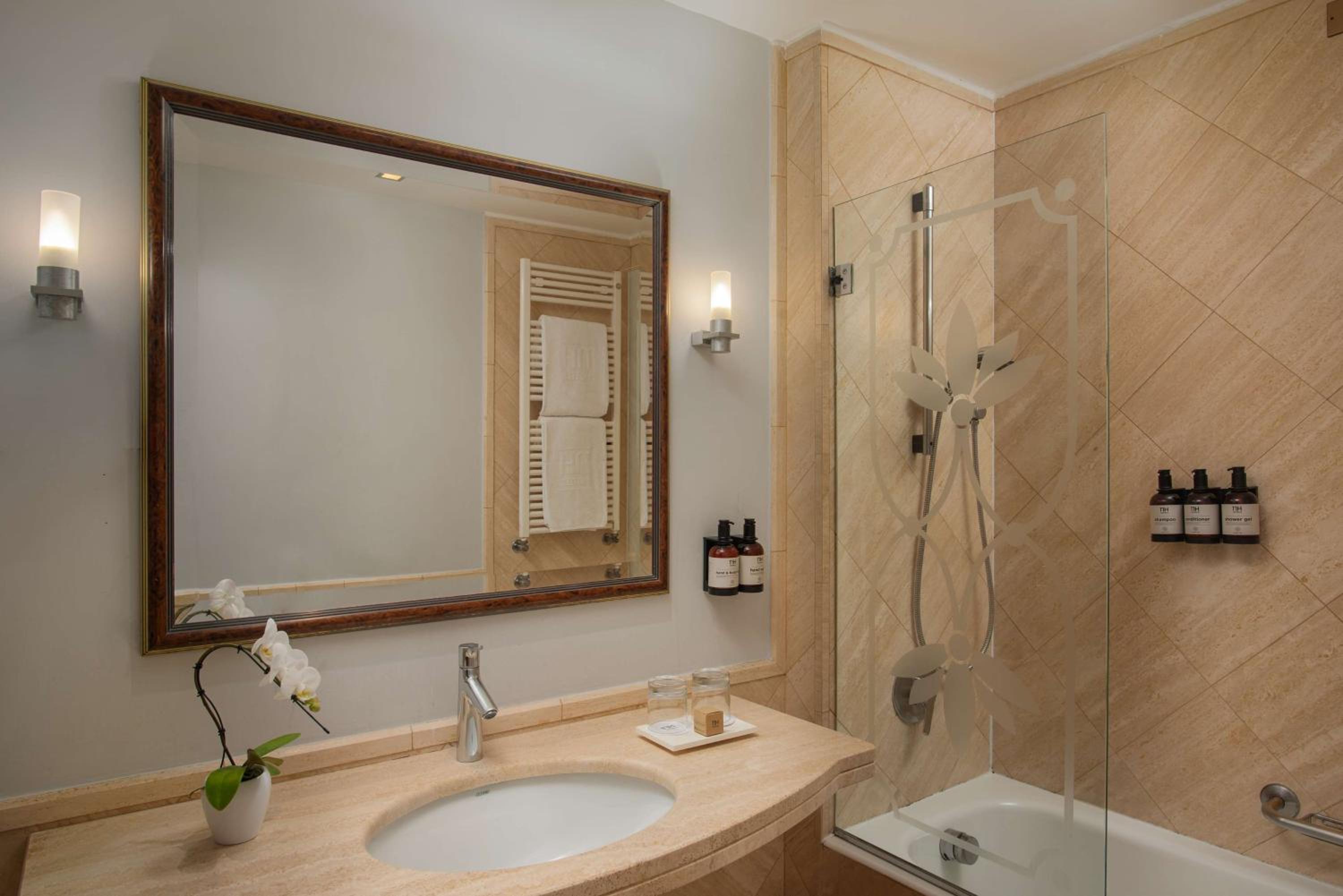 Family Adjoining Room (2 Adults + 2 Children)