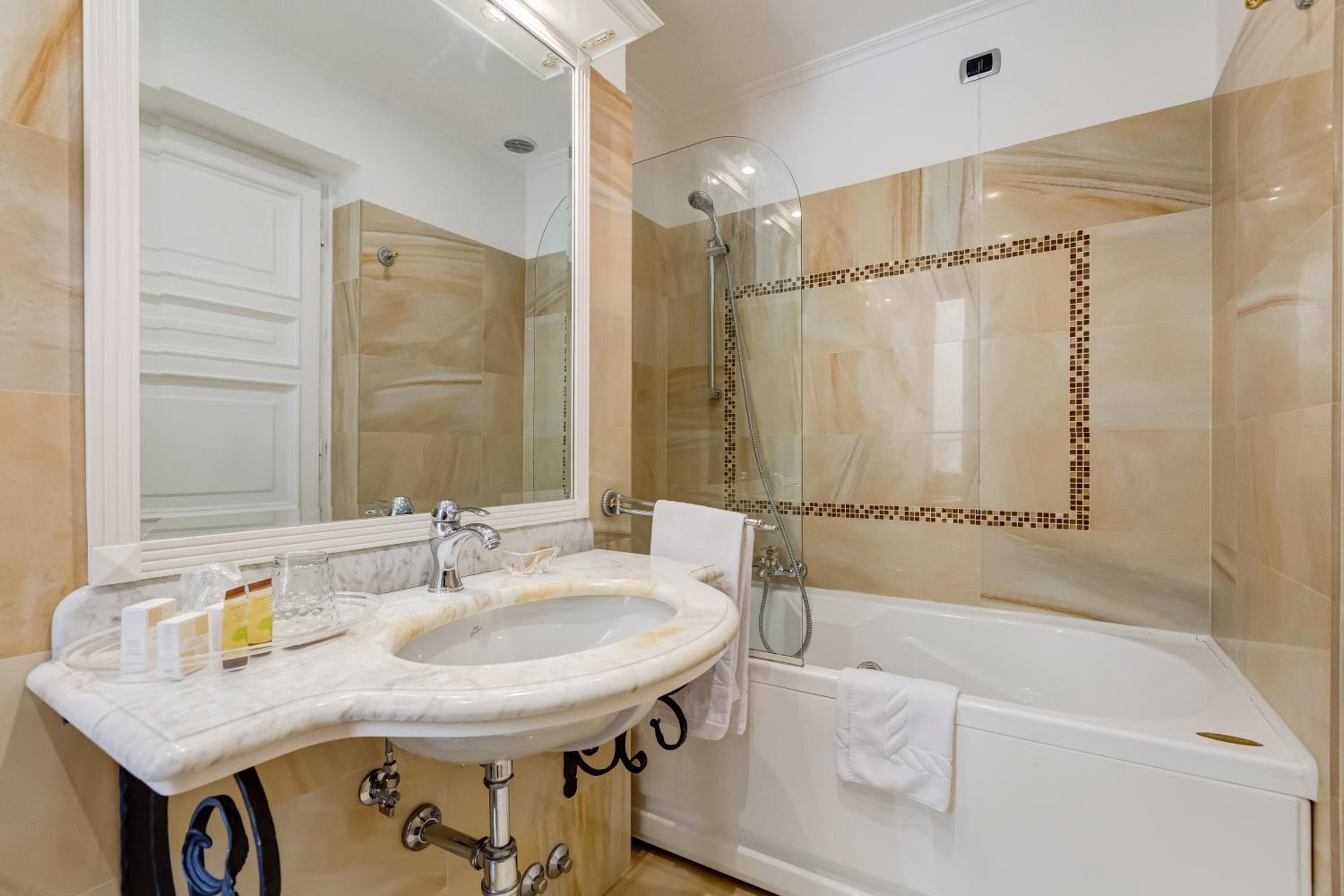 Junior Suite (2 Adults)